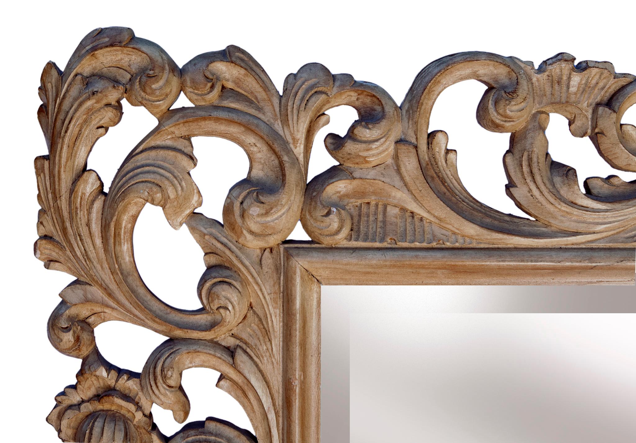 Européen Grand miroir à cadre en bois blond décapé sculpté à la main en vente