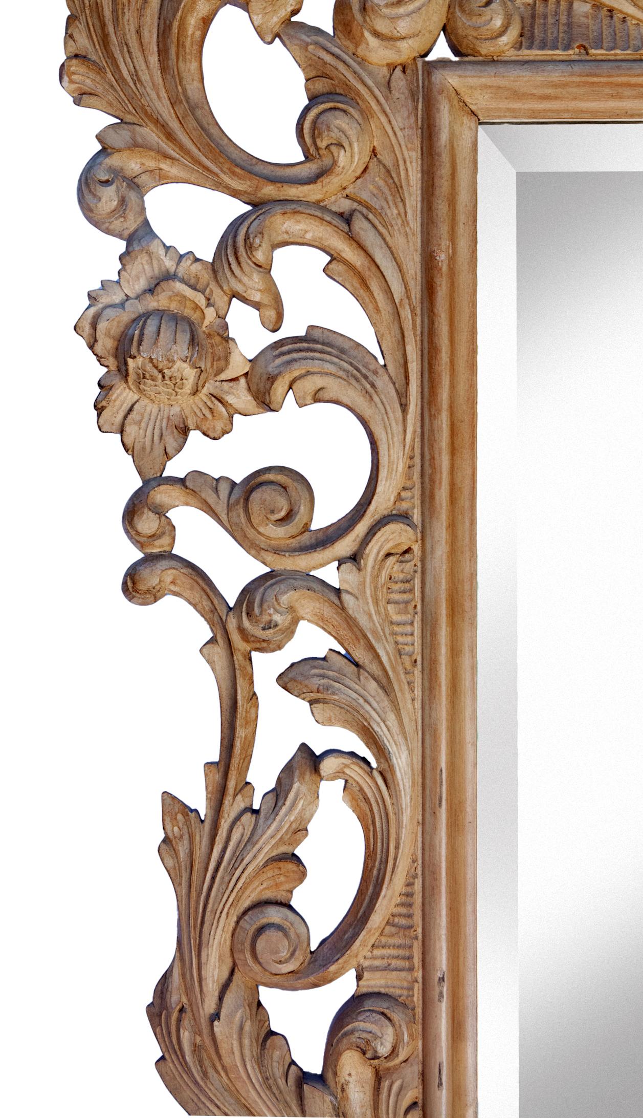 Sculpté à la main Grand miroir à cadre en bois blond décapé sculpté à la main en vente