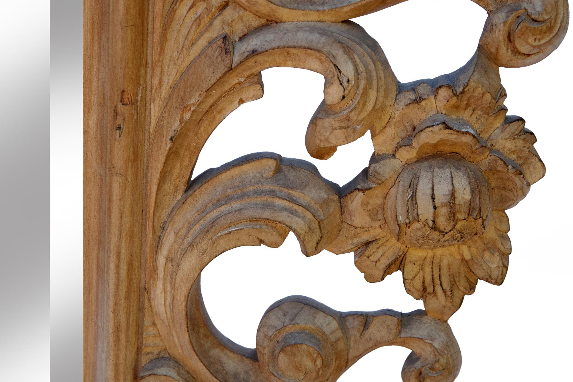 20ième siècle Grand miroir à cadre en bois blond décapé sculpté à la main en vente