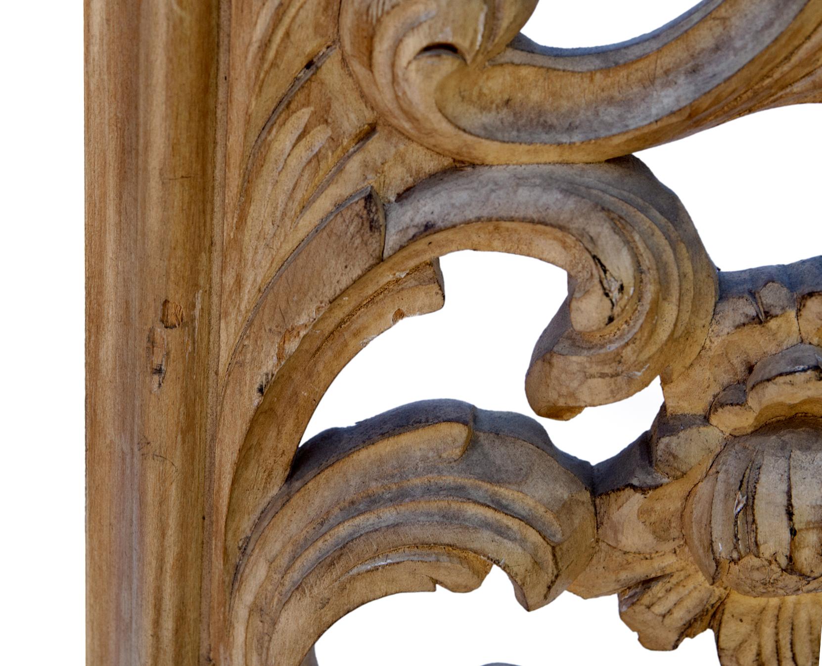 Bois de feuillus Grand miroir à cadre en bois blond décapé sculpté à la main en vente