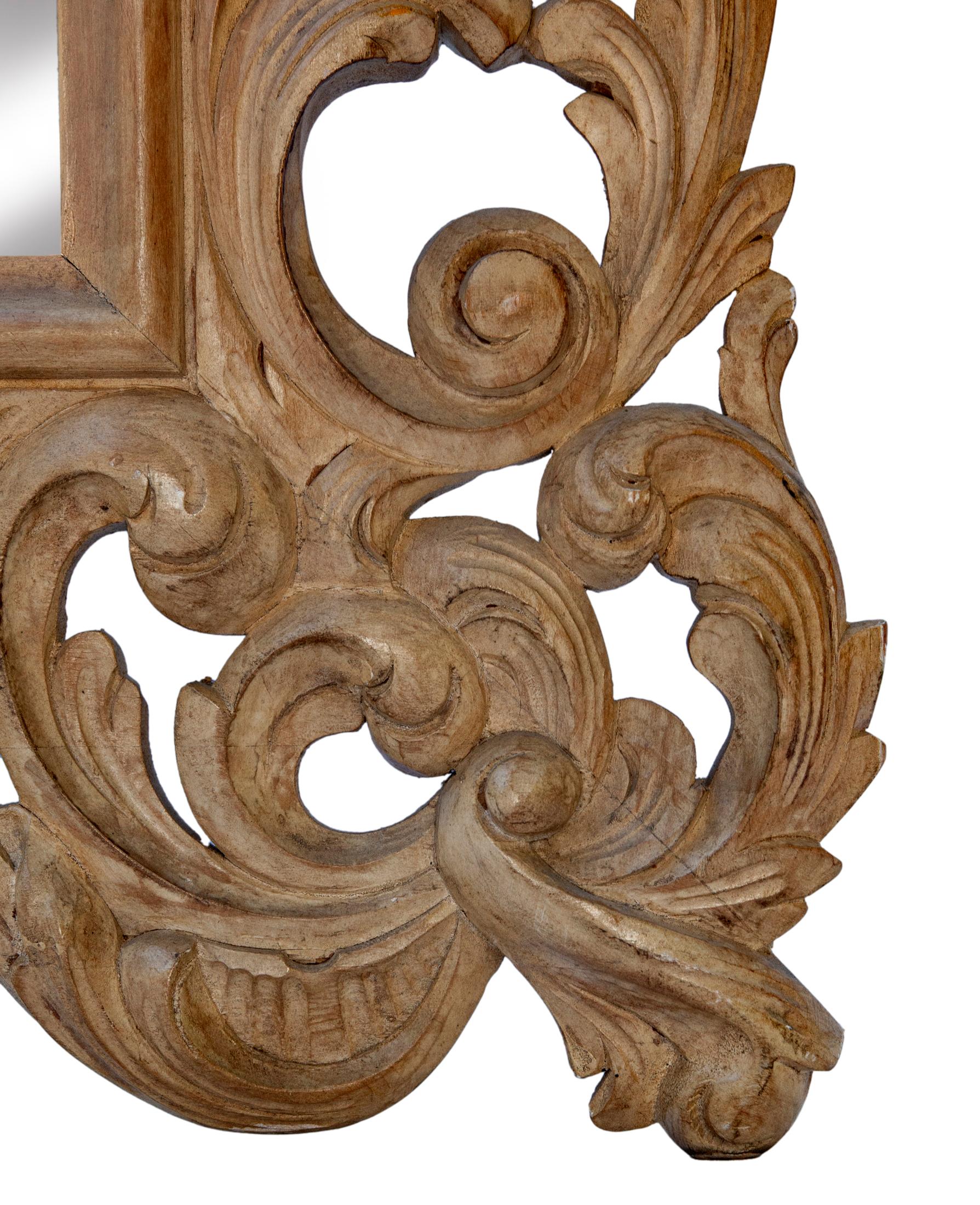 Grand miroir à cadre en bois blond décapé sculpté à la main en vente 1