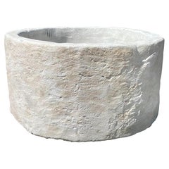 Jardinière colossale en pierre calcaire
