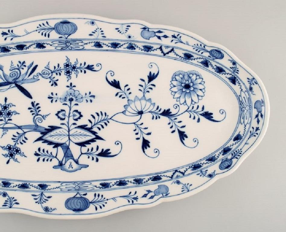 German Colossal Meissen Blue Onion Fish Dish in Hand-Painted Porcelain, Early 20th C