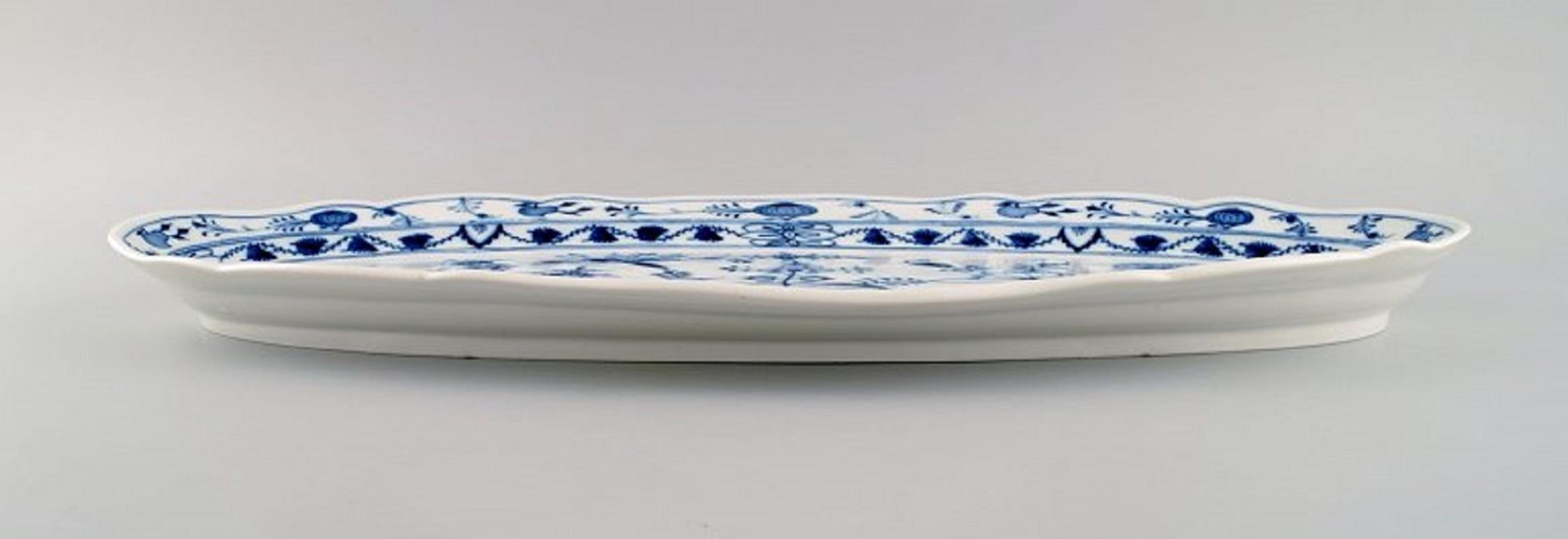 Colossal Meissen Blue Onion Fish Dish in Hand-Painted Porcelain, Early 20th C In Excellent Condition In Copenhagen, DK