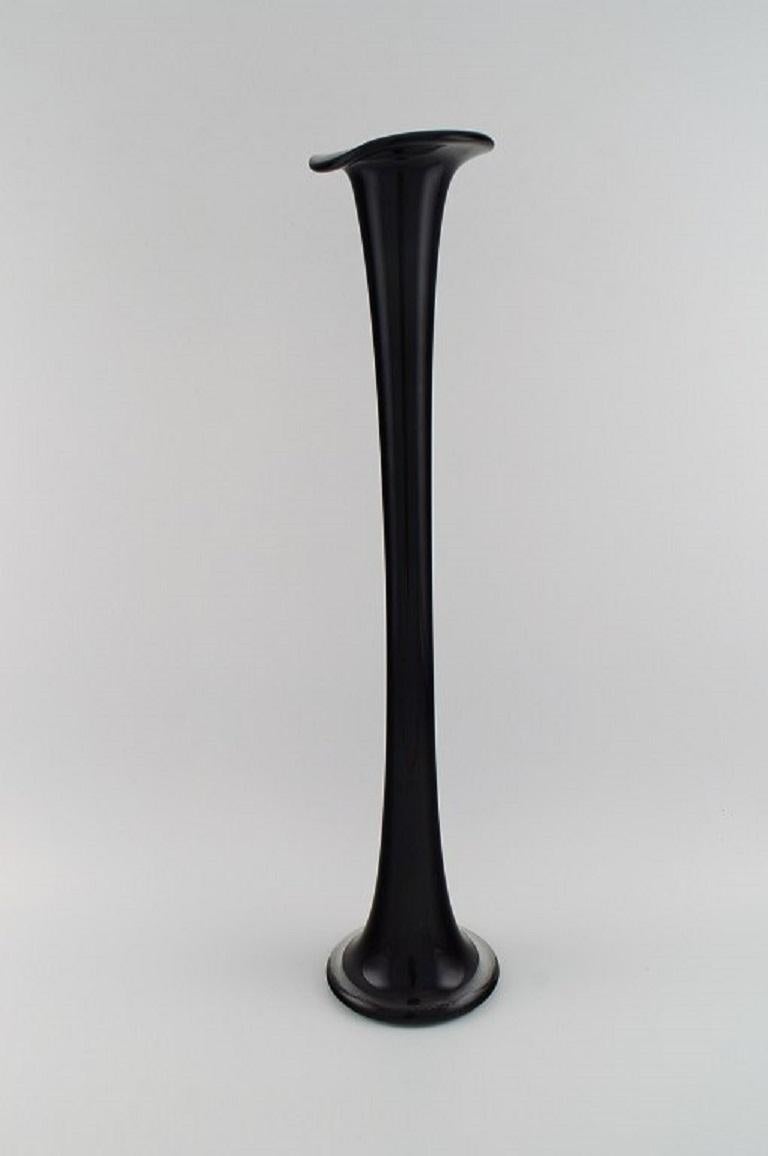 Kolossale Murano Bodenvase aus schwarzem mundgeblasenem Kunstglas. 
Italienisches Design, 1980er Jahre.
Maße: 57 x 13 cm.
In ausgezeichnetem Zustand.