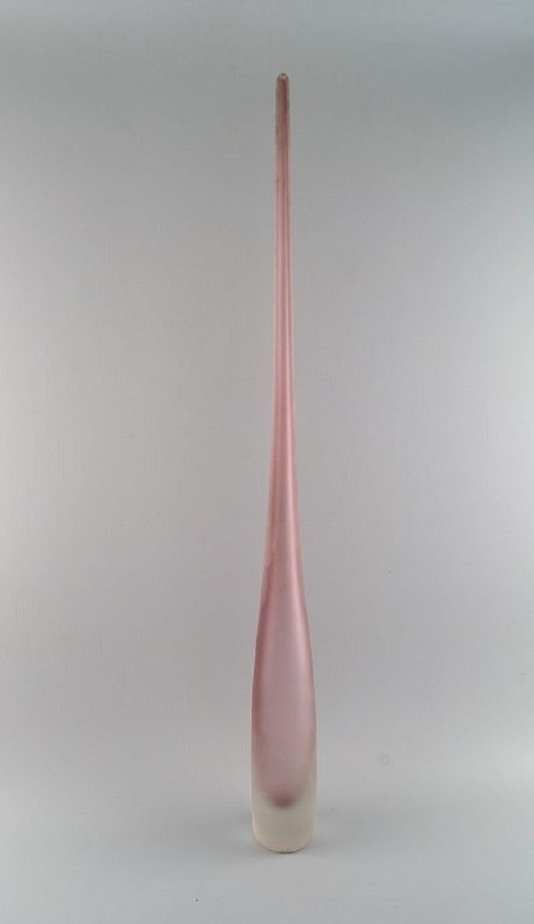 Vase colossal de Murano en verre d'art soufflé à la bouche rose et givré. 
Edition limitée au 1/400. Design italien, fin du 20e siècle.
Mesures : 80 x 8 cm.
En parfait état.
Signés et numérotés.