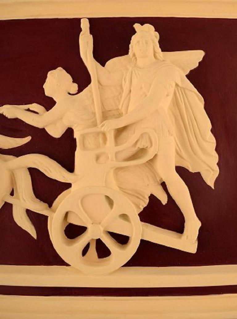 Colossal plaster wall plaque with motif after Thorvaldsen ('Alessandro on the chariot of fame'). A chariot with four horses in front, 1930s-1940s.
Measures: 77 x 35 cm.
In excellent condition.
Stamped.