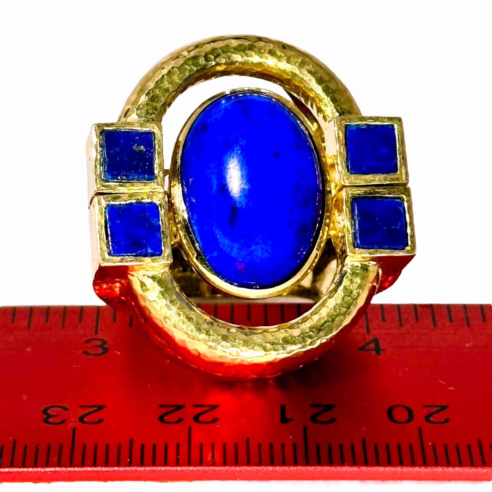 Colossal Scale Cocktail-Ring aus 18 Karat gehämmertem Gold und Lapislazuli  1,25 Zoll lang 4