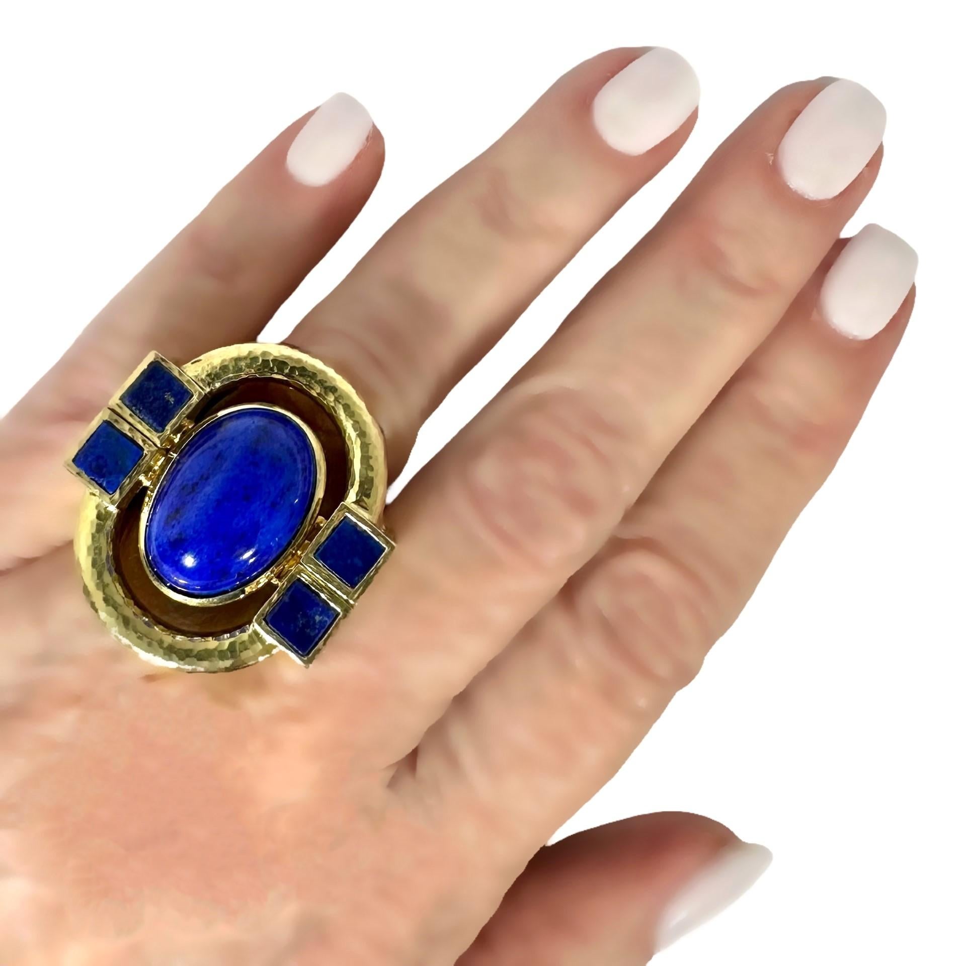 Colossal Scale Cocktail-Ring aus 18 Karat gehämmertem Gold und Lapislazuli  1,25 Zoll lang 5