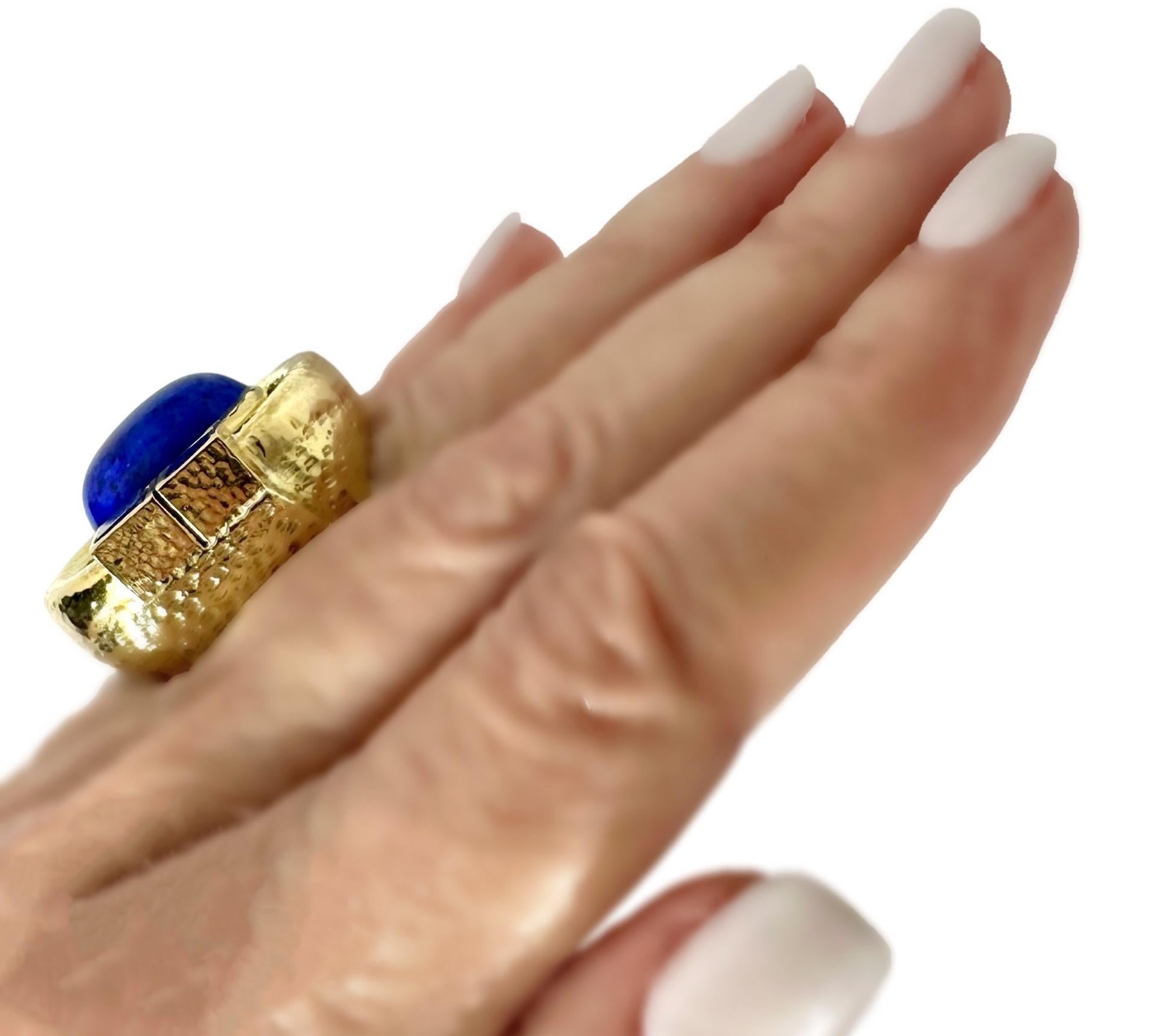 Colossal Scale Cocktail-Ring aus 18 Karat gehämmertem Gold und Lapislazuli  1,25 Zoll lang 7