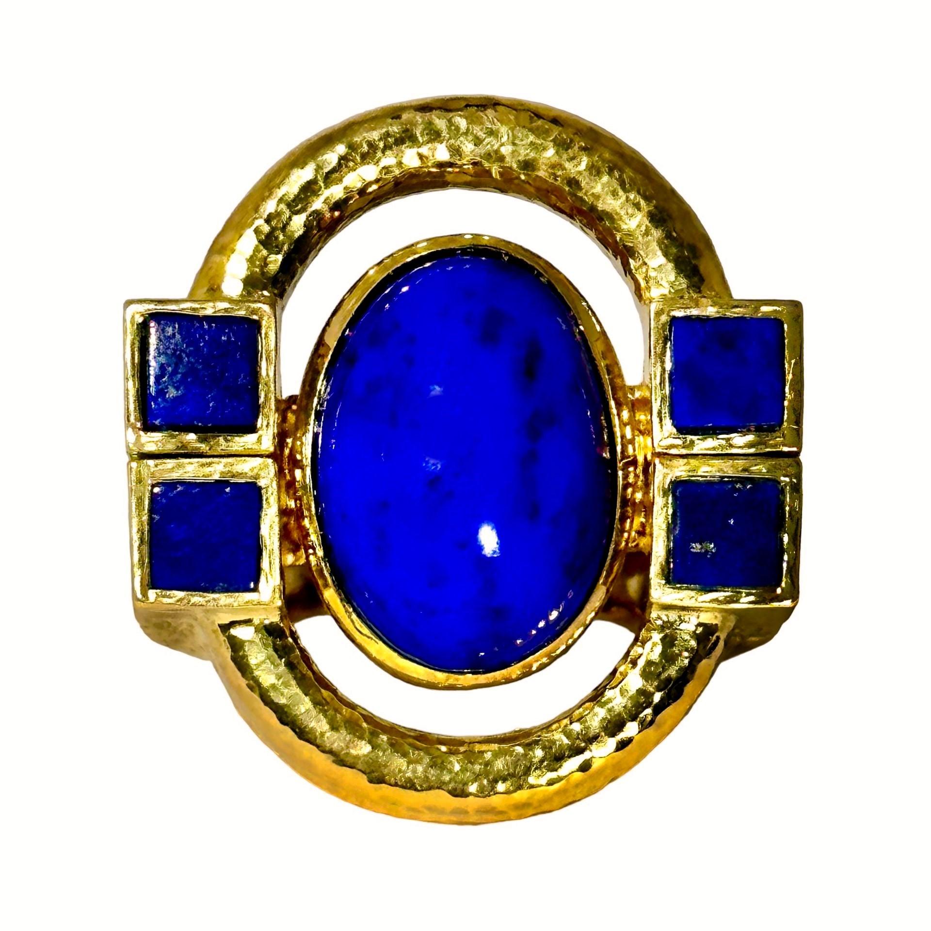 Dieser sehr kühne und wahrhaft kolossale Cocktailring aus 18 Karat Gelbgold und Lapislazuli wird mit Sicherheit eine bewunderte Ergänzung für jede Schmuckliebhaberin sein. Der Ring ist über seine gesamte Oberfläche in zwei verschiedenen Texturen von