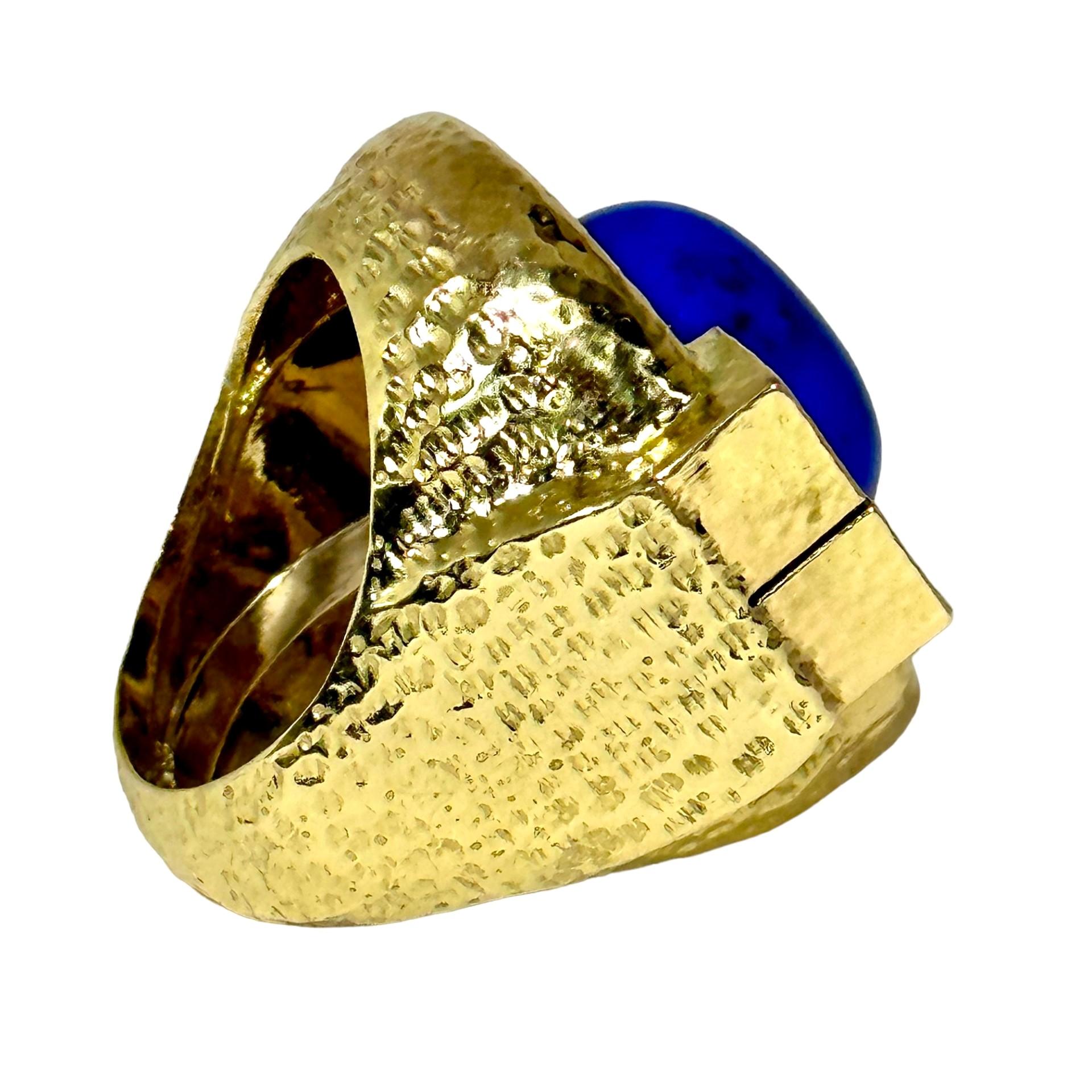 Colossal Scale Cocktail-Ring aus 18 Karat gehämmertem Gold und Lapislazuli  1,25 Zoll lang (Cabochon)