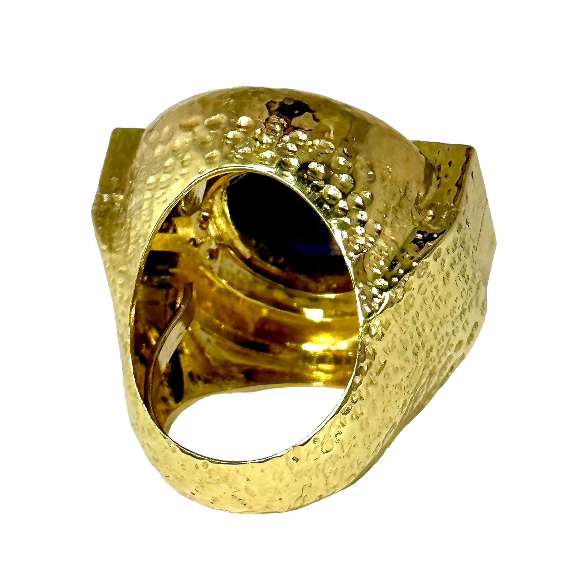 Colossal Scale Cocktail-Ring aus 18 Karat gehämmertem Gold und Lapislazuli  1,25 Zoll lang im Zustand „Gut“ in Palm Beach, FL
