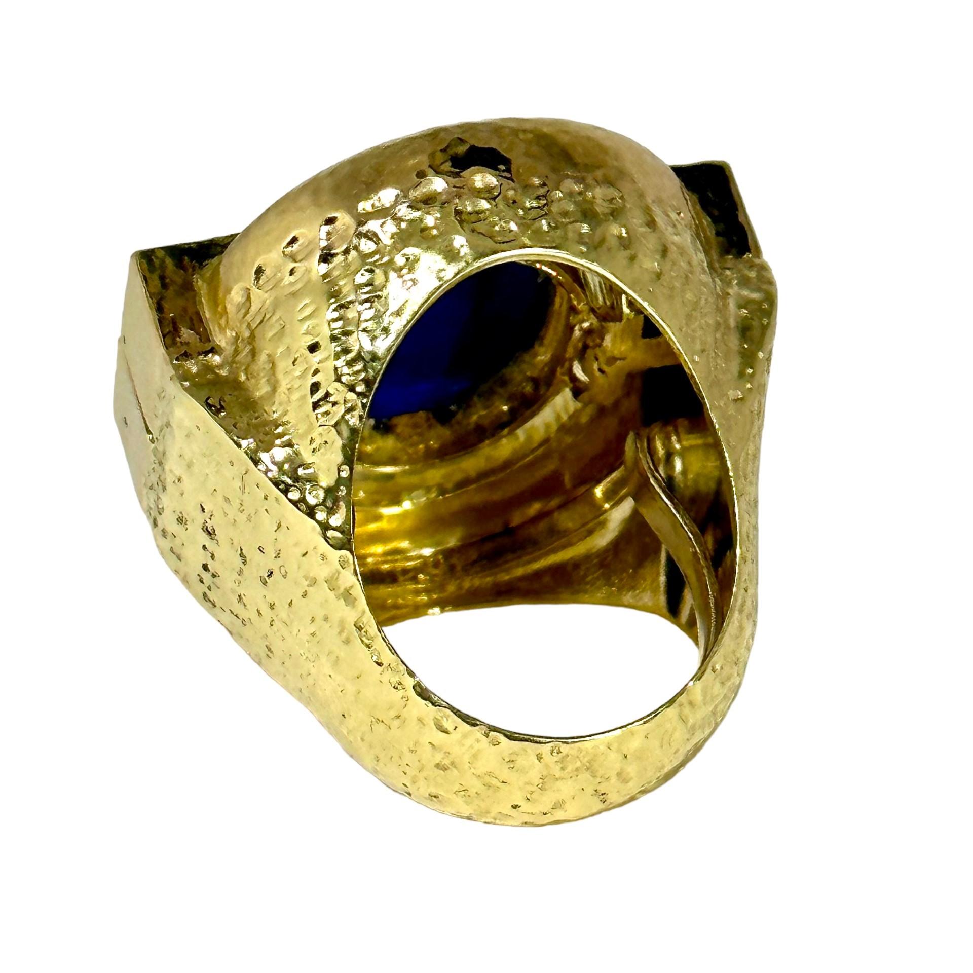 Colossal Scale Cocktail-Ring aus 18 Karat gehämmertem Gold und Lapislazuli  1,25 Zoll lang für Damen oder Herren