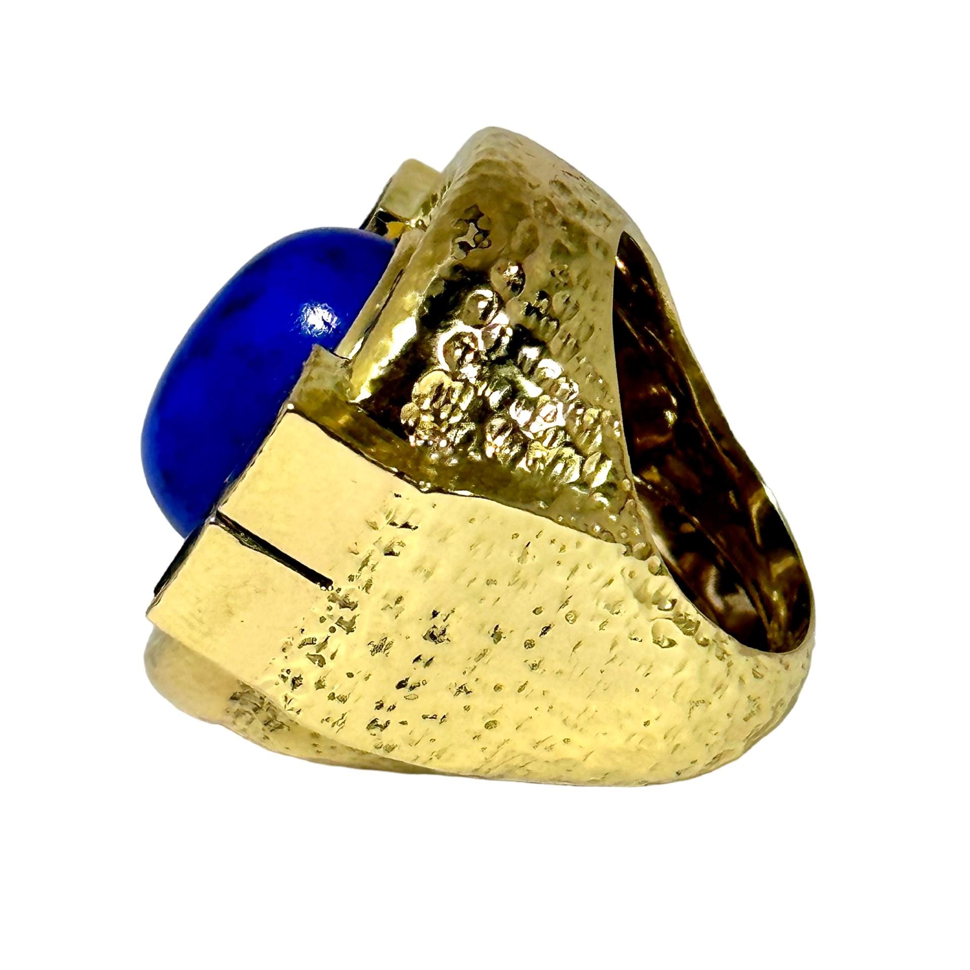 Colossal Scale Cocktail-Ring aus 18 Karat gehämmertem Gold und Lapislazuli  1,25 Zoll lang 1