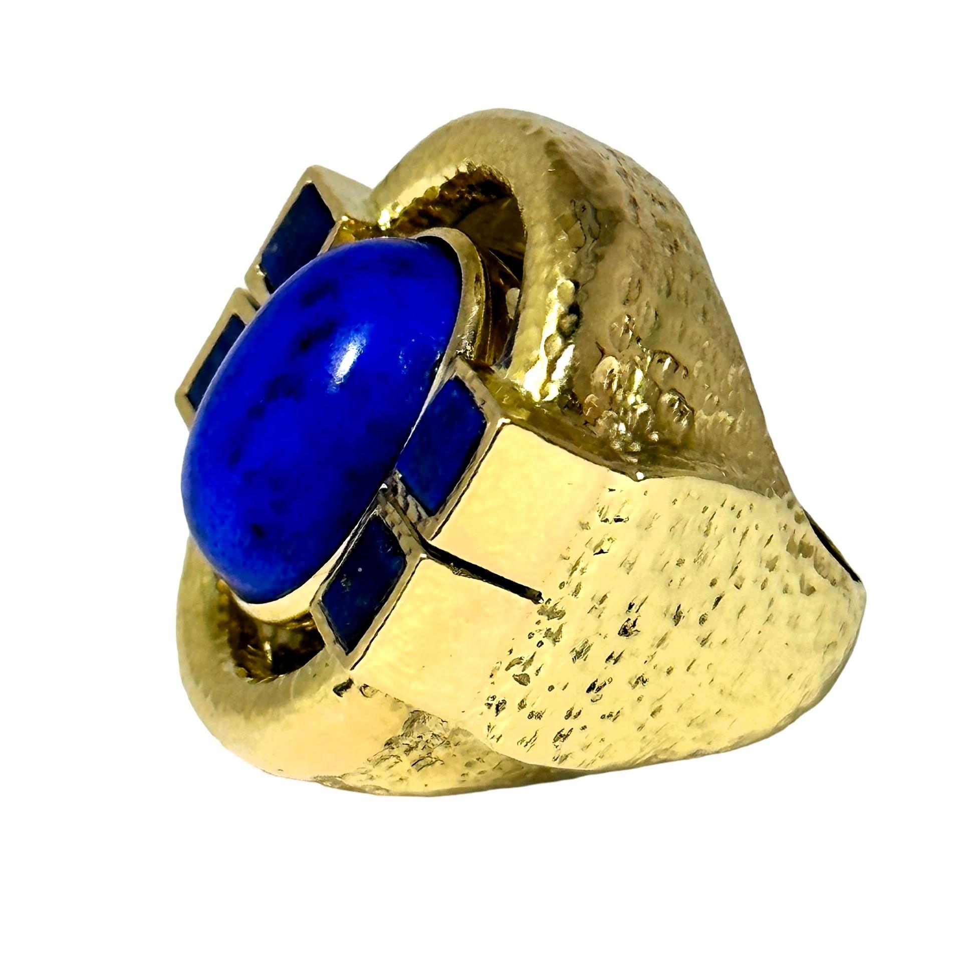 Colossal Scale Cocktail-Ring aus 18 Karat gehämmertem Gold und Lapislazuli  1,25 Zoll lang 2