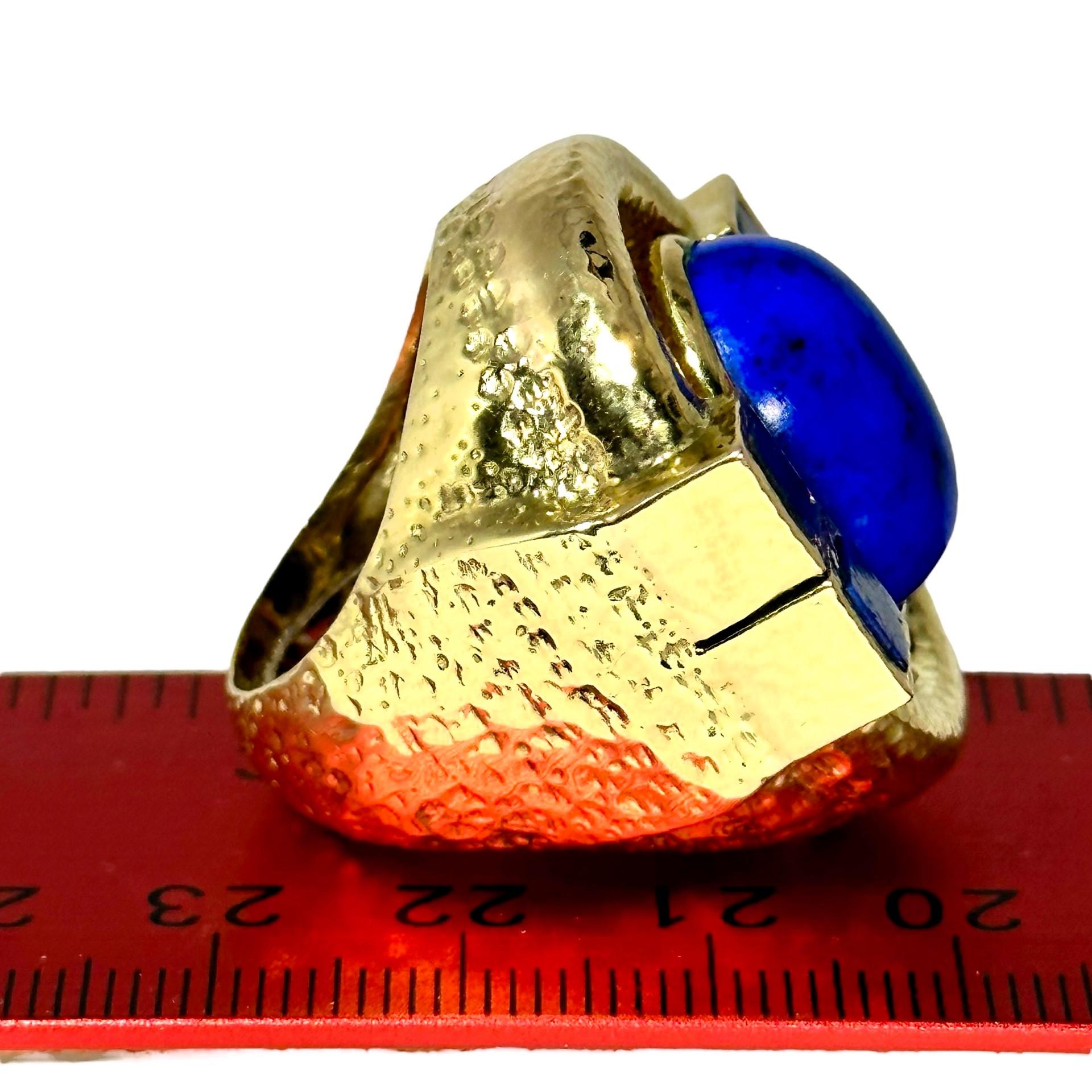 Colossal Scale Cocktail-Ring aus 18 Karat gehämmertem Gold und Lapislazuli  1,25 Zoll lang 3