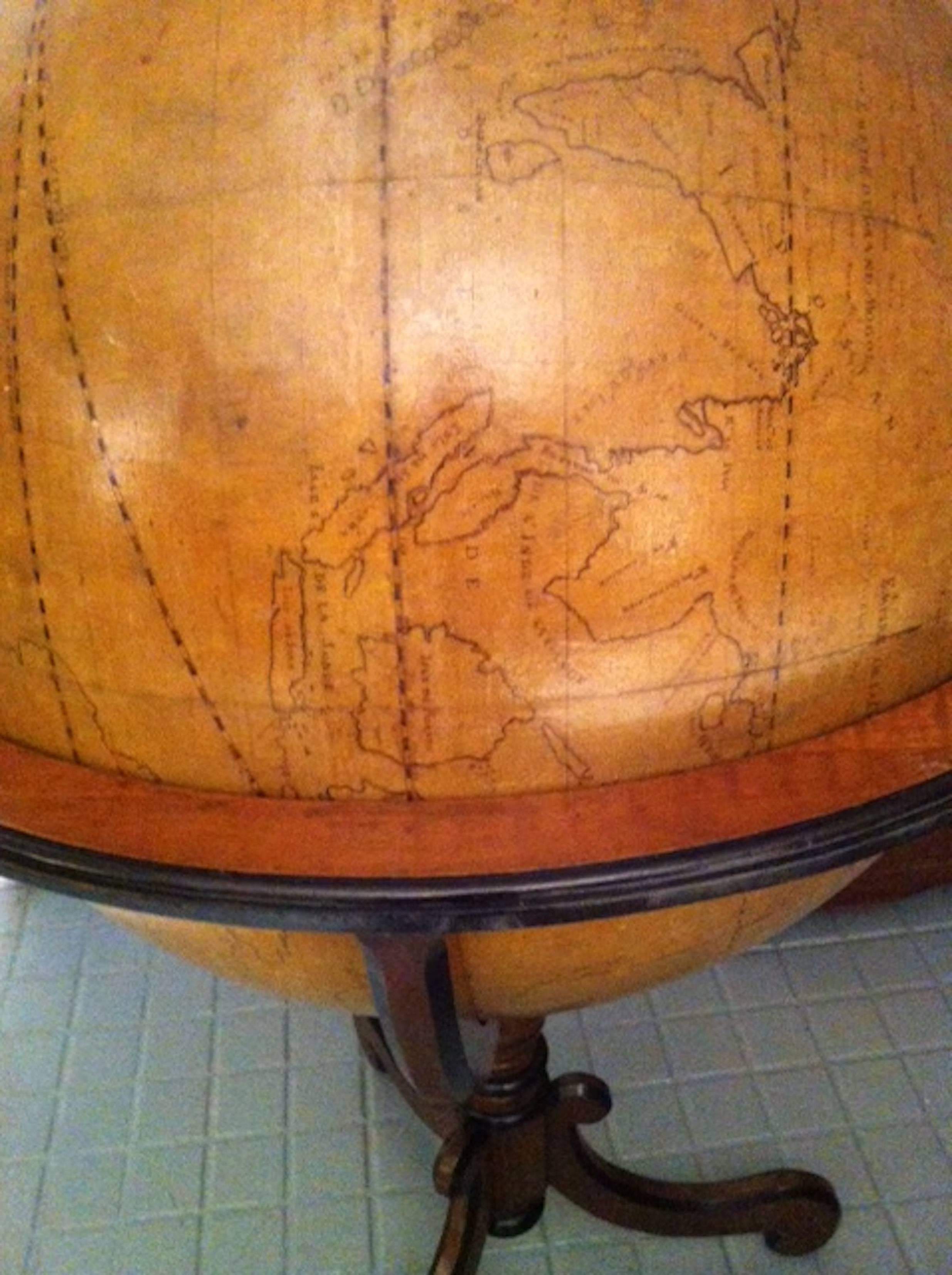 Colossal Terrestrian Globe Handbemalt, Französisch, erste Hälfte des 18. Jahrhunderts im Zustand „Gut“ im Angebot in Saint-Ouen, FR