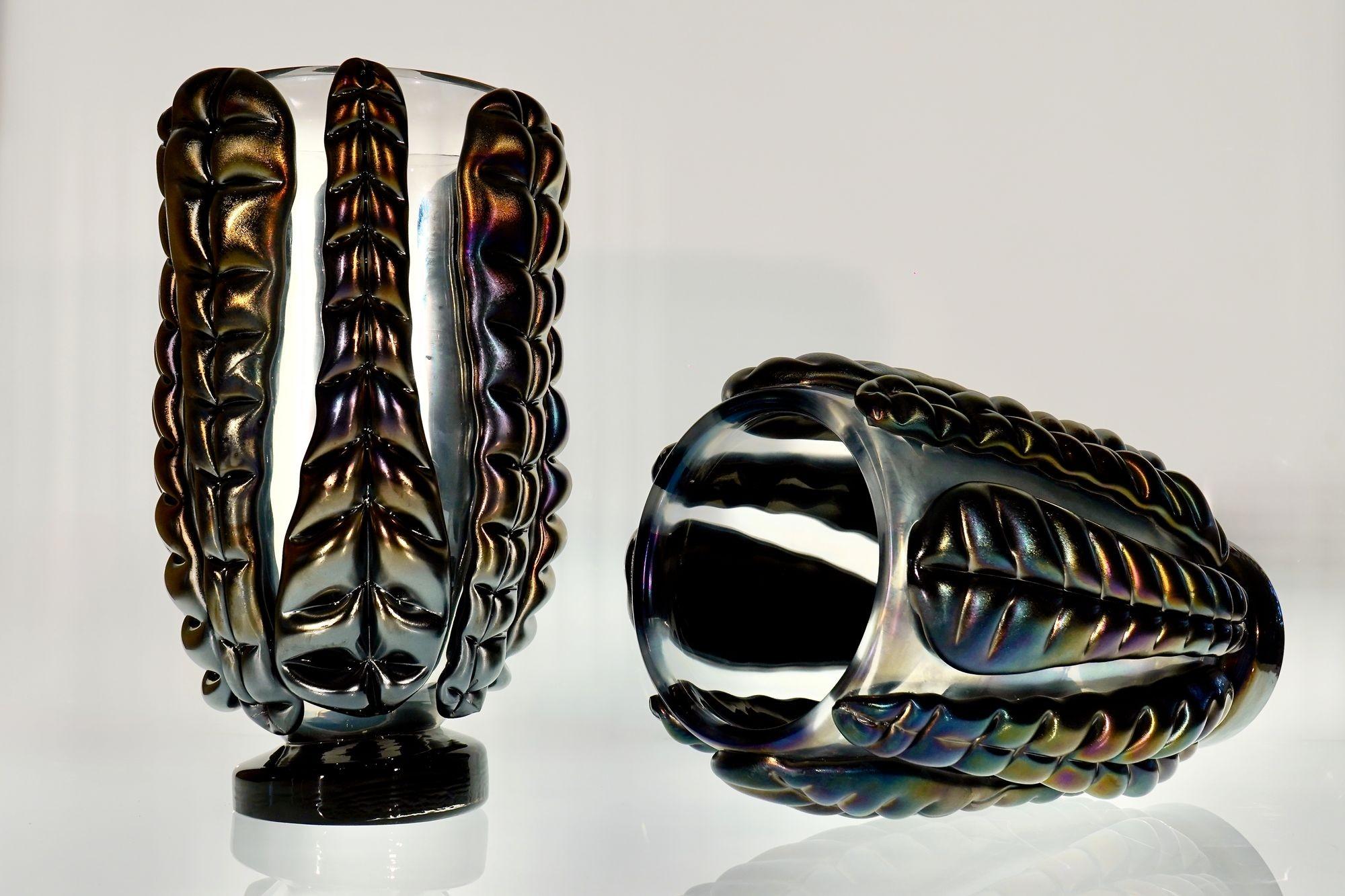 II Colossi - Vases à huit feuilles noires

I Colossi est une série de vases en verre de Murano qui fait partie de la collection Maestro, créée en collaboration avec l'artiste verrier E. Colizza.

Chaque pièce de la série parle le langage sculptural