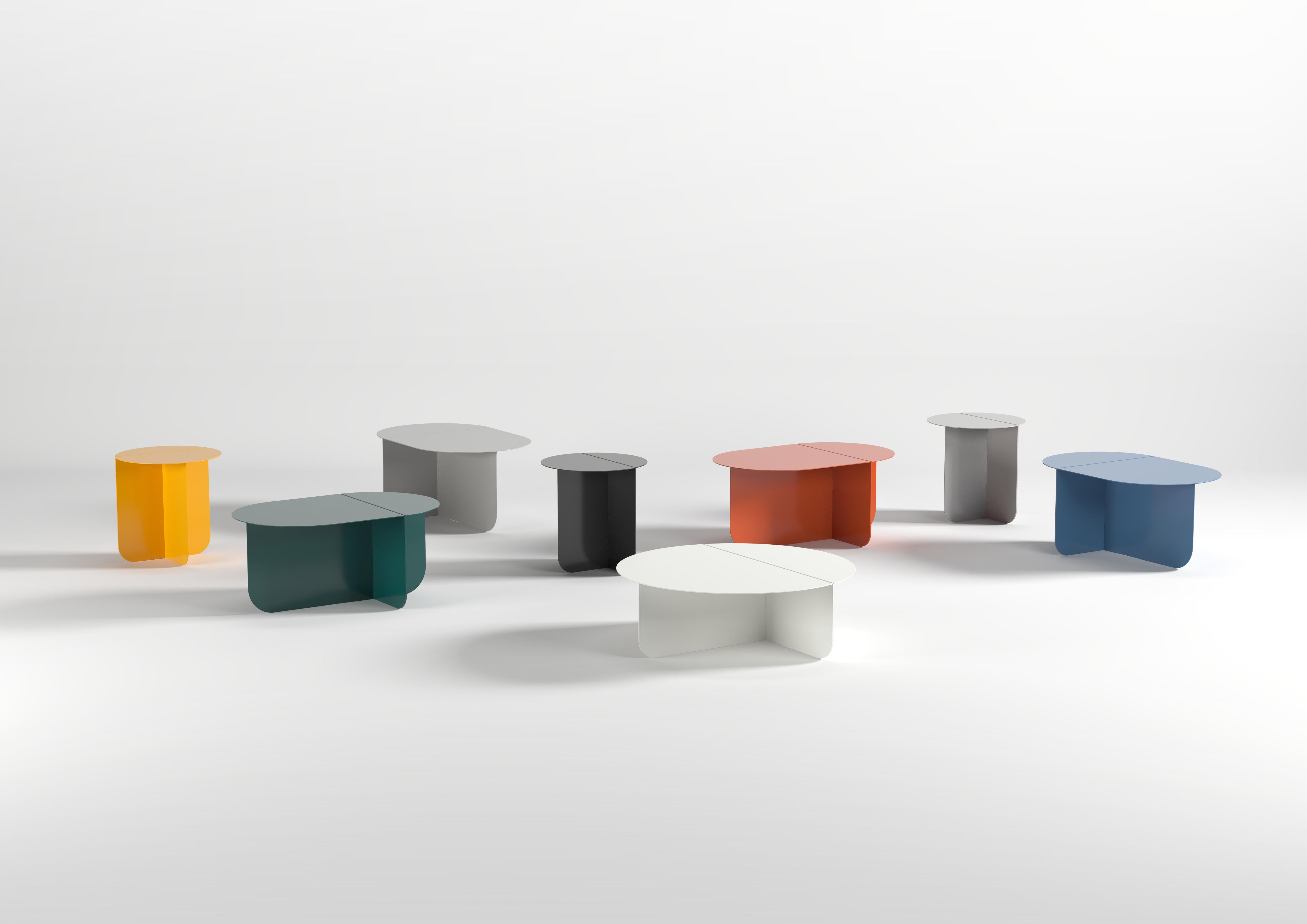 Farbgebung, ein moderner Couchtisch / Beistelltisch, Ral 1013 – Austernweiß, von Bas Vellekoop (Aluminium) im Angebot