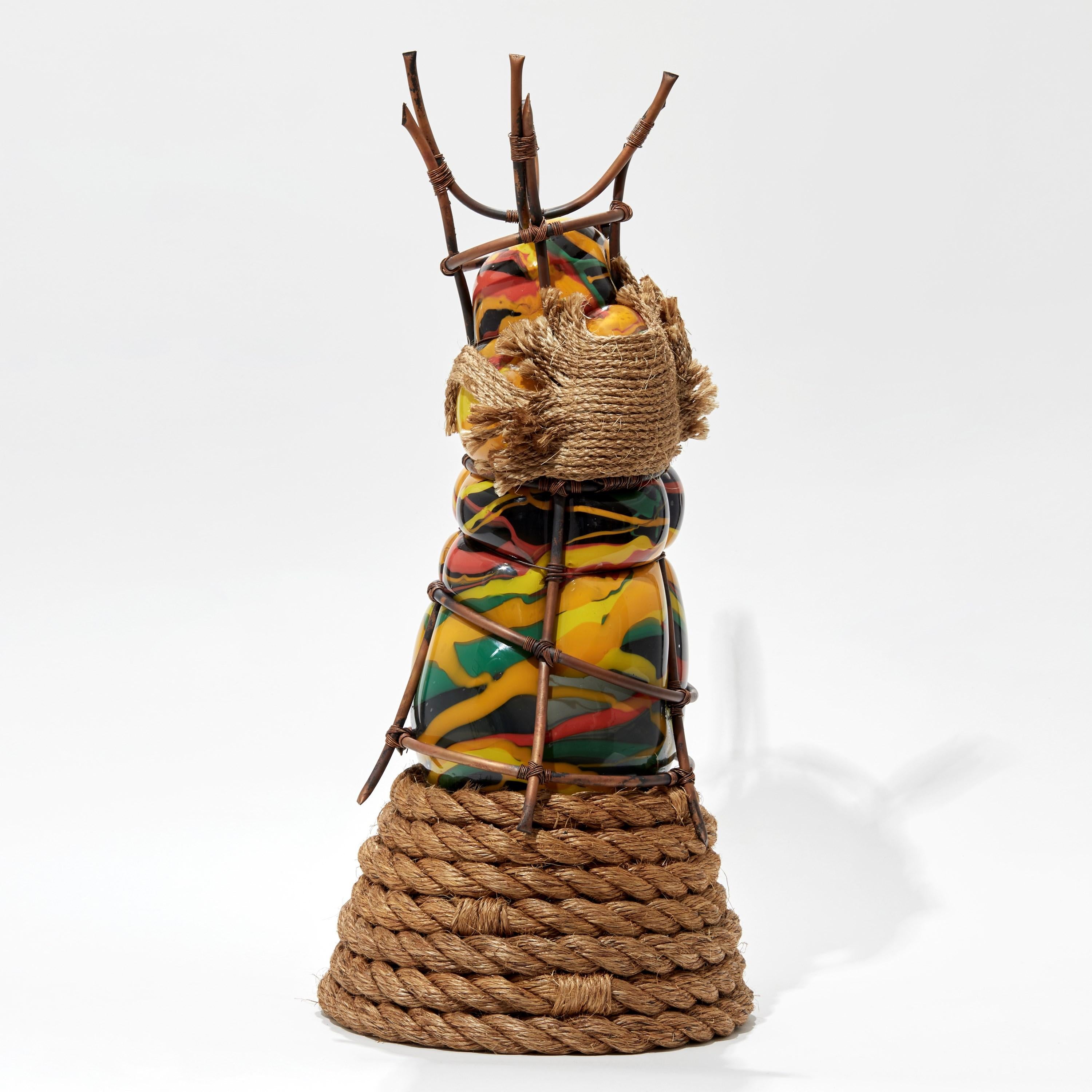 'Colour-Blind The King' è una scultura unica dell'artista britannico Chris Day, creata in vetro soffiato e scolpito a mano con tubi di rame microforati, filo di rame e corda.

Chris Day è un artista emergente del vetro e dei media misti, laureatosi