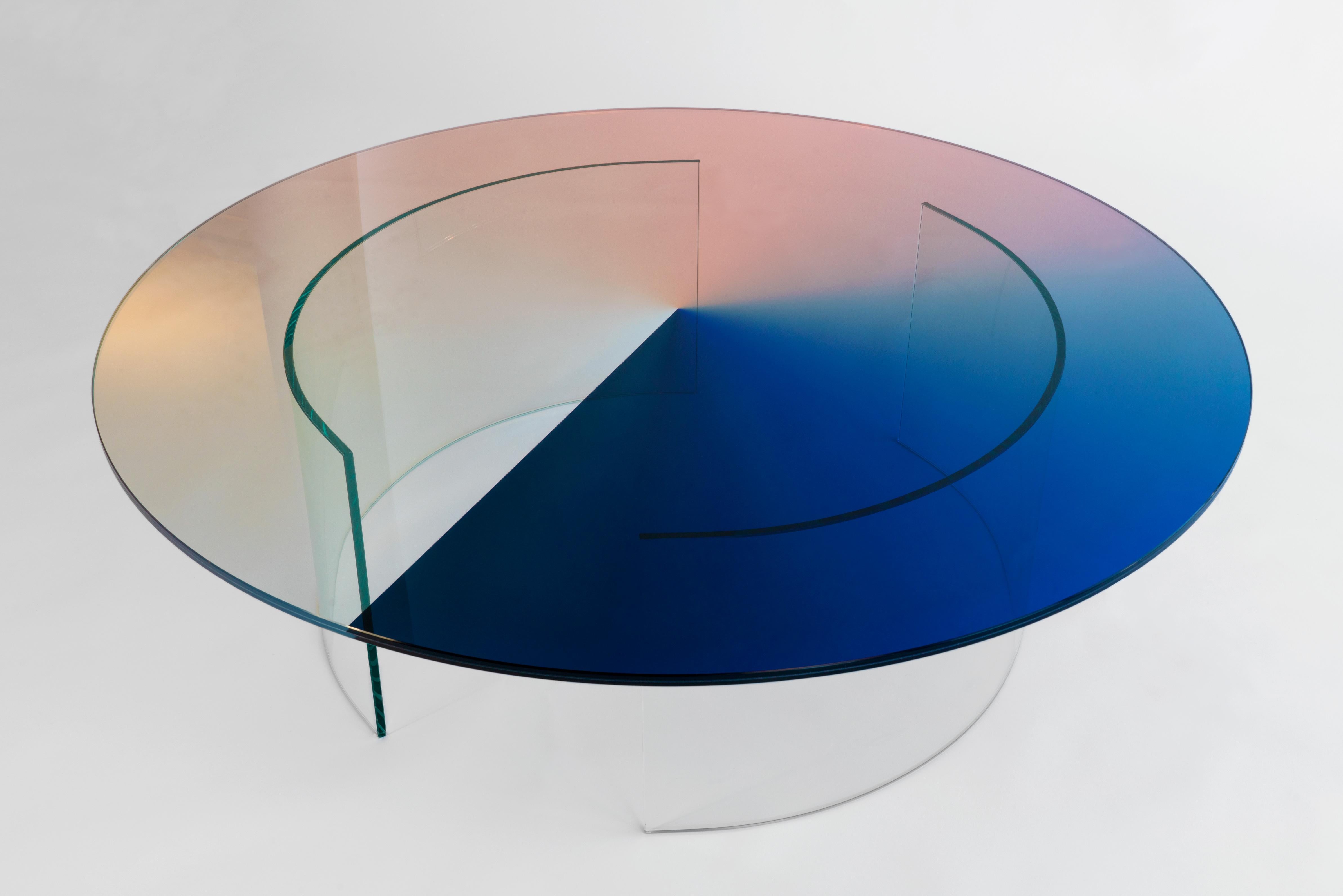 Autre Table basse ronde moderne à cadran de couleur bleu incurvé en verre transparent Rive Roshan en vente