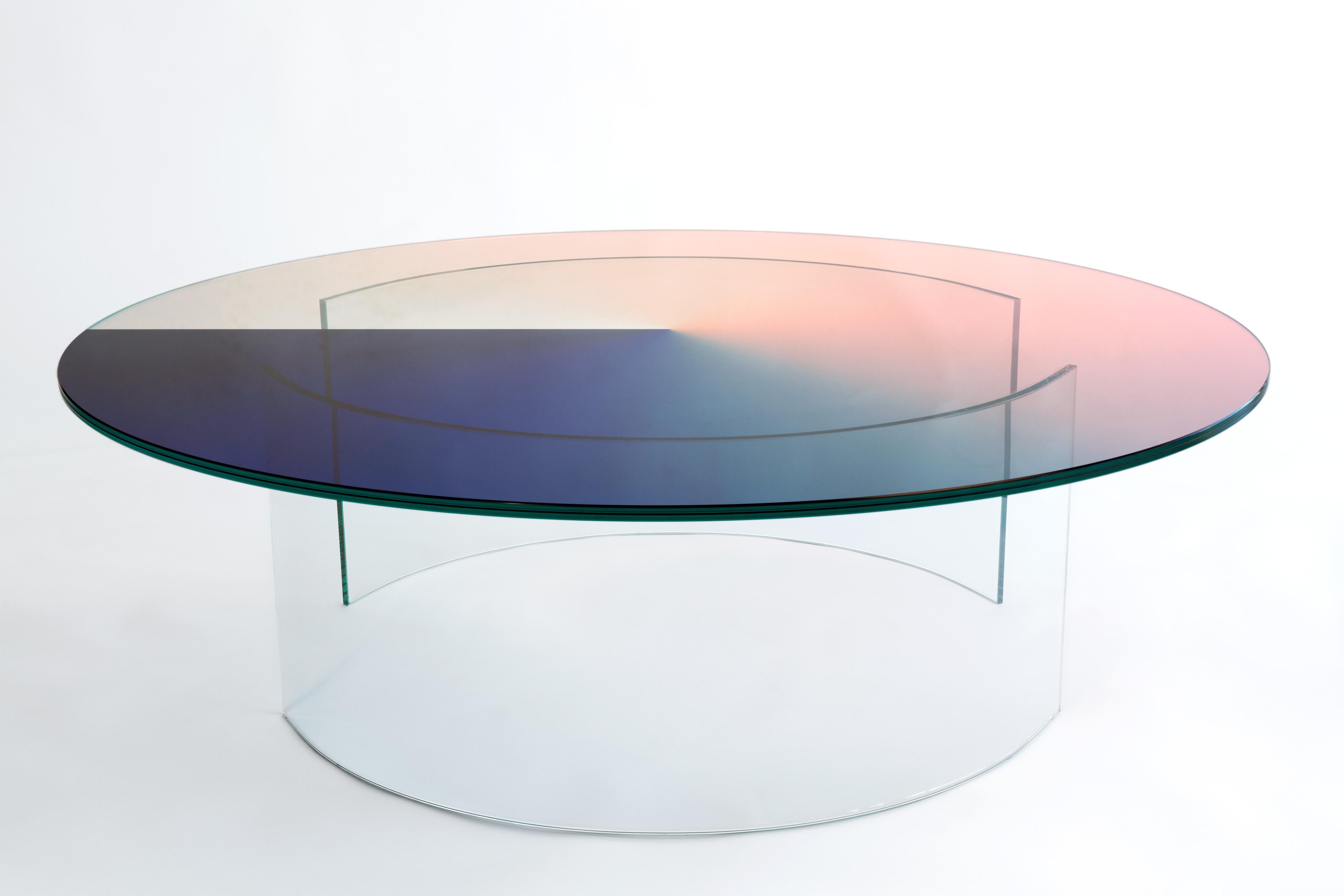 Néerlandais Table basse ronde moderne à cadran de couleur bleu incurvé en verre transparent Rive Roshan en vente