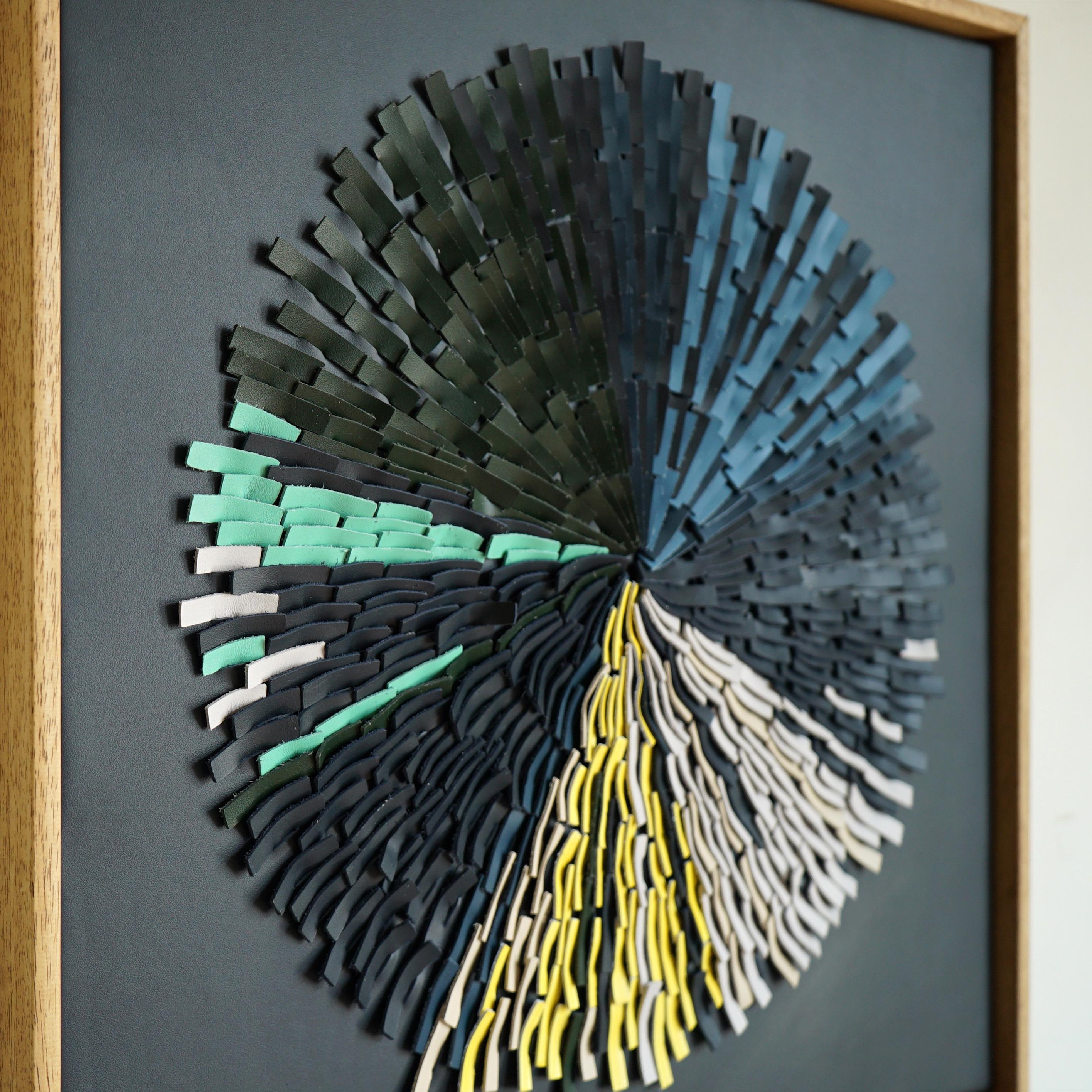 Farbe Fan. Ein Stück 3D-Skulptur aus mehrfarbigem Leder Wandkunst (Moderne) im Angebot