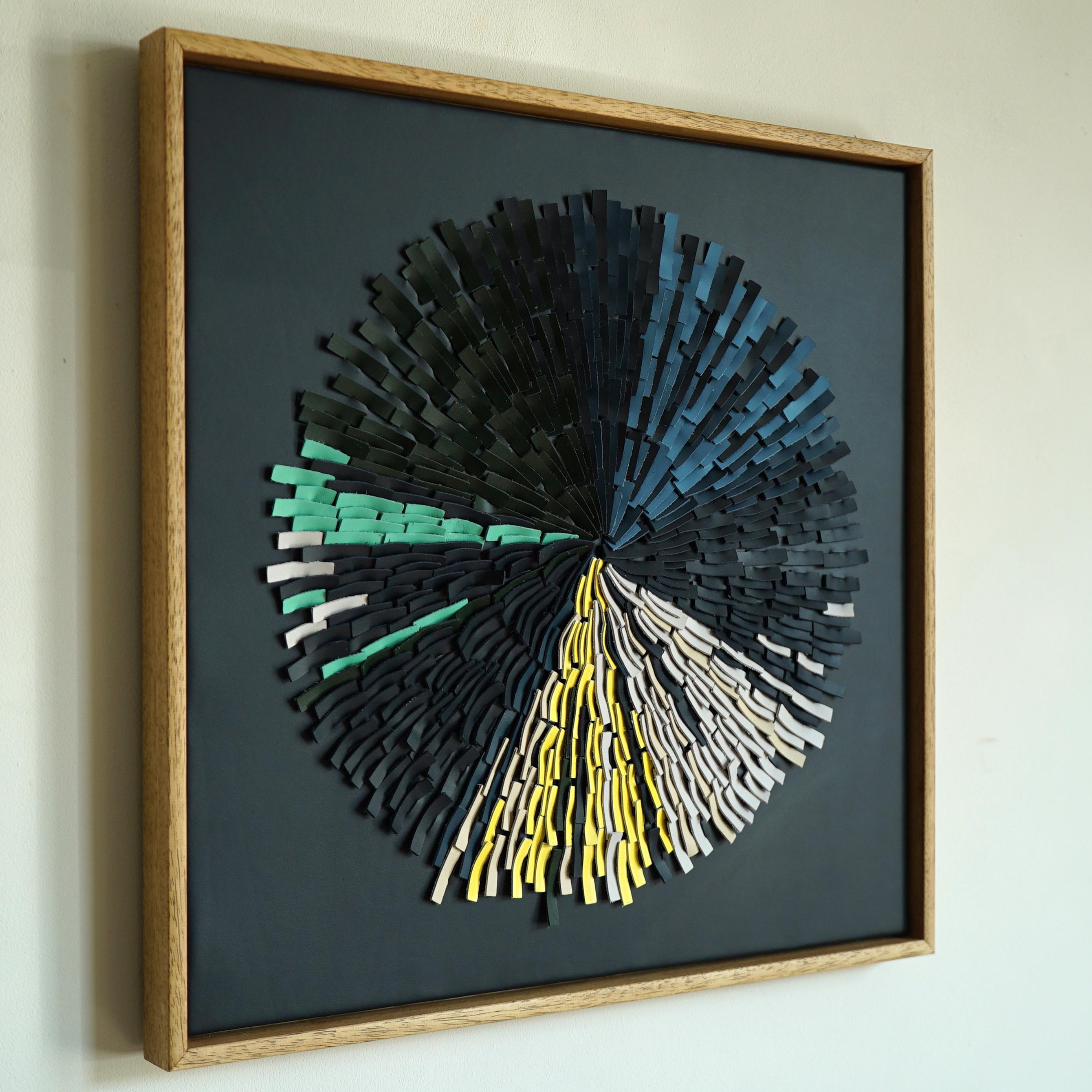 Farbe Fan. Ein Stück 3D-Skulptur aus mehrfarbigem Leder Wandkunst (Britisch) im Angebot
