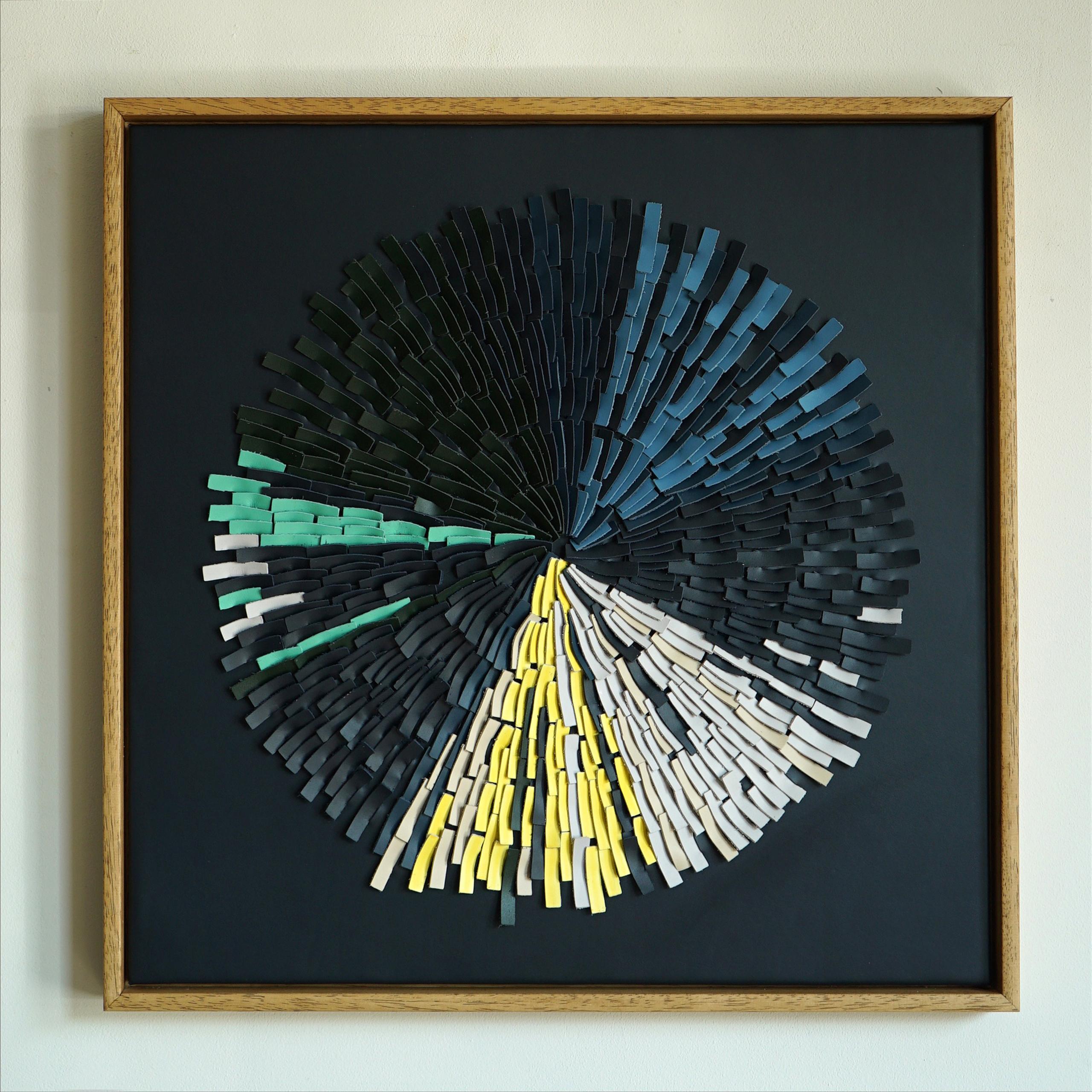 Farbe Fan. Ein Stück 3D-Skulptur aus mehrfarbigem Leder Wandkunst (Handgefertigt) im Angebot