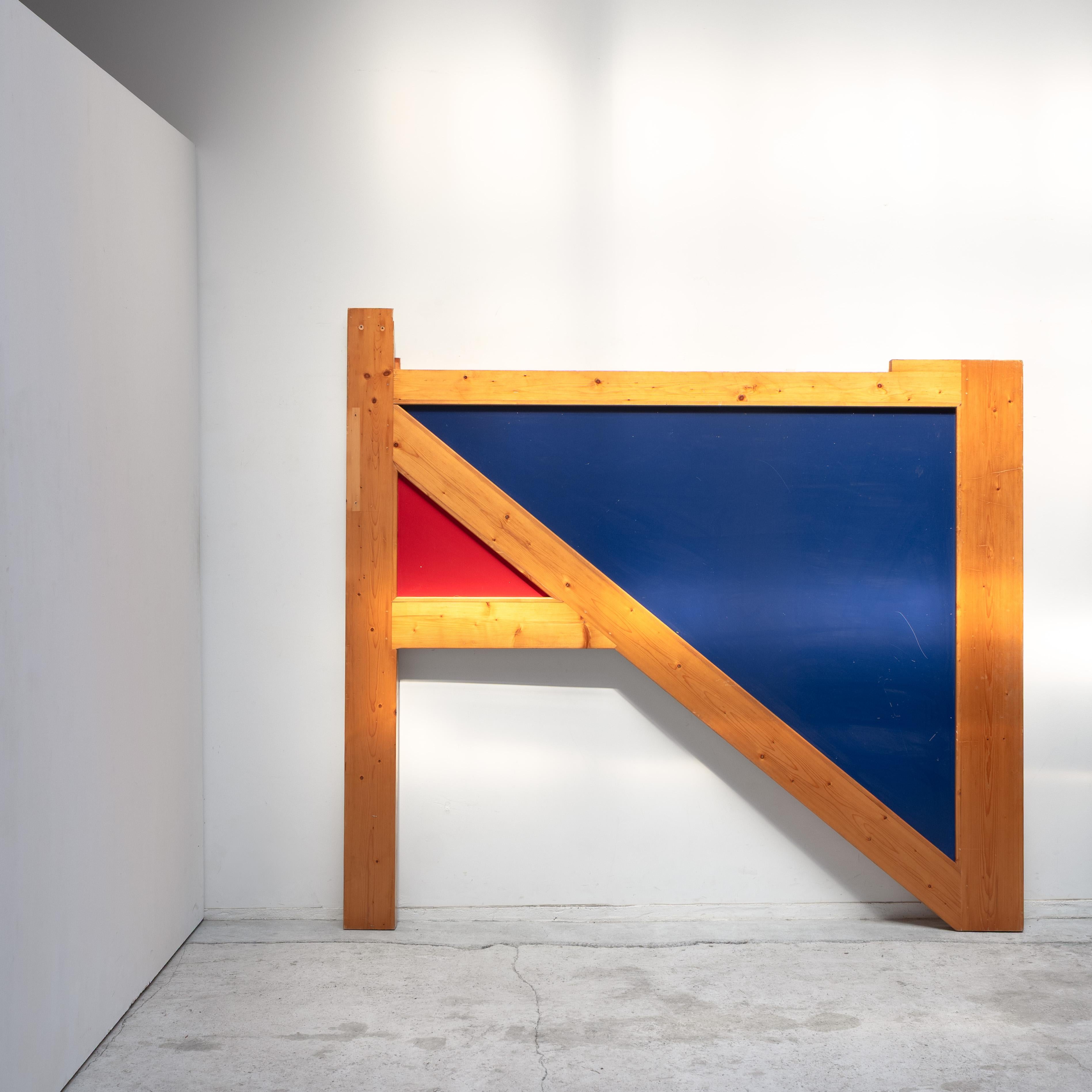 Un raro panel de color de doble cara de Charlotte Perriand, creado durante el proyecto Les Arcs. Enmarcado en un marco de madera natural, el panel presenta dos composiciones distintas: una cara en azul y rojo intensos, y la otra en amarillo y azul