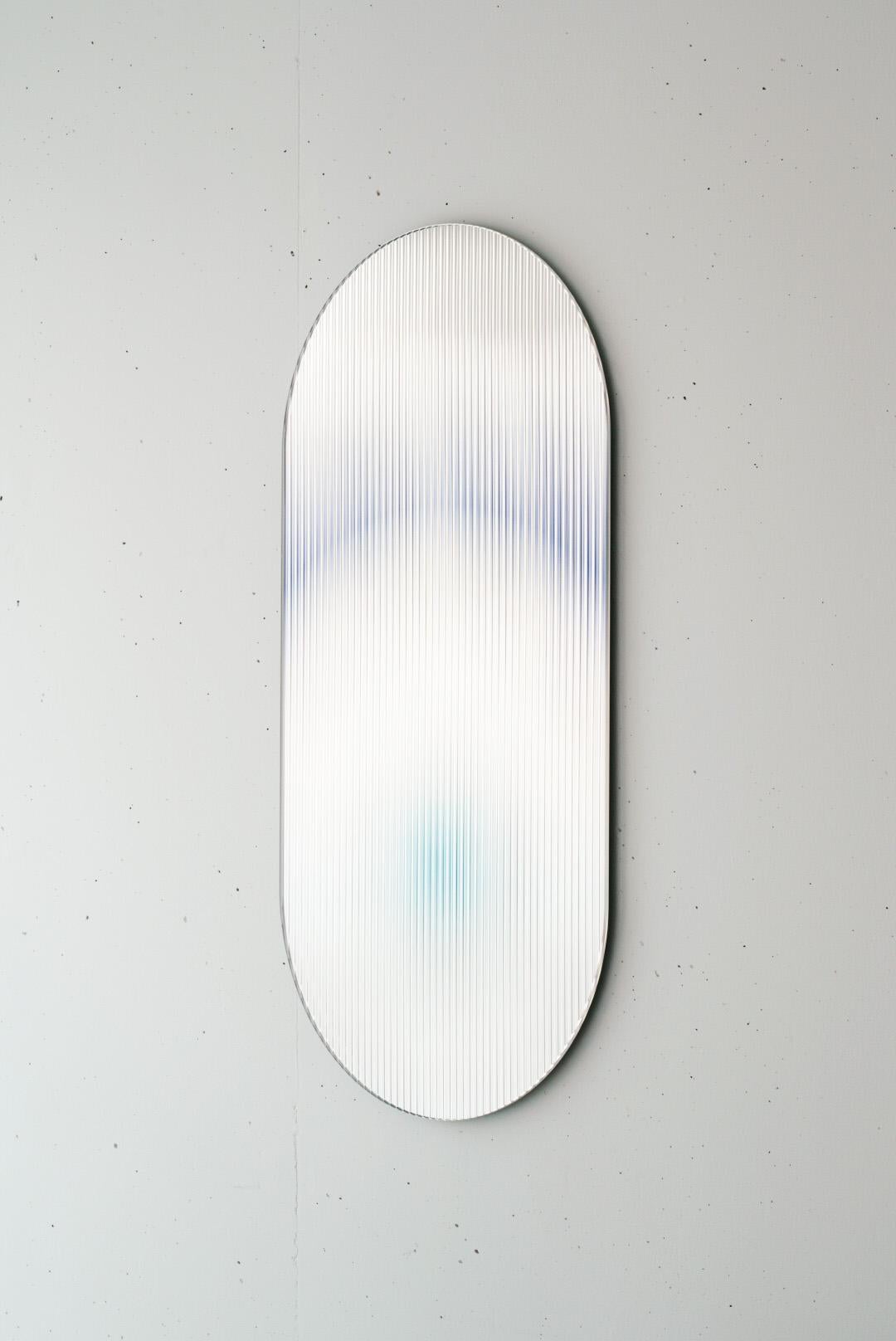Il pannello di vetro increspato, riflettente e colorato, progettato per aggiungere una tavolozza di colori agli spazi, riflette la luce negli ambienti e aggiunge movimento e colore creando riflessi astratti. L'opera disperde la luce attraverso la