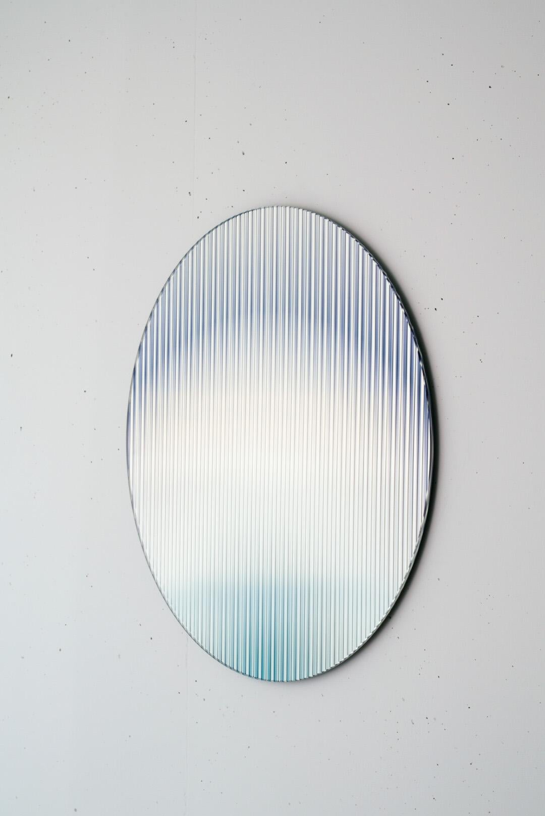 Il pannello artistico in vetro increspato, riflettente e colorato, progettato per aggiungere una tavolozza di colori agli ambienti, riflette la luce negli spazi e aggiunge movimento e colore creando riflessi astratti. L'opera disperde la luce