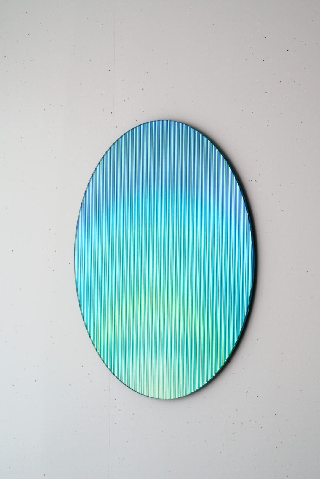 Il pannello artistico in vetro increspato, riflettente e colorato, progettato per aggiungere una tavolozza di colori agli ambienti, riflette la luce negli spazi e aggiunge movimento e colore creando riflessi astratti. L'opera disperde la luce