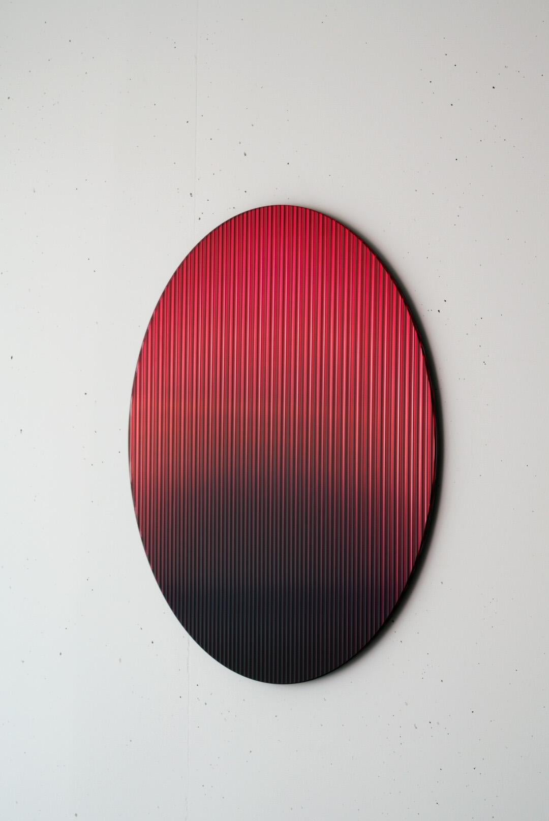 Il pannello artistico in vetro increspato, riflettente e colorato, progettato per aggiungere una tavolozza di colori agli ambienti, riflette la luce negli spazi e aggiunge movimento e colore creando riflessi astratti. L'opera disperde la luce