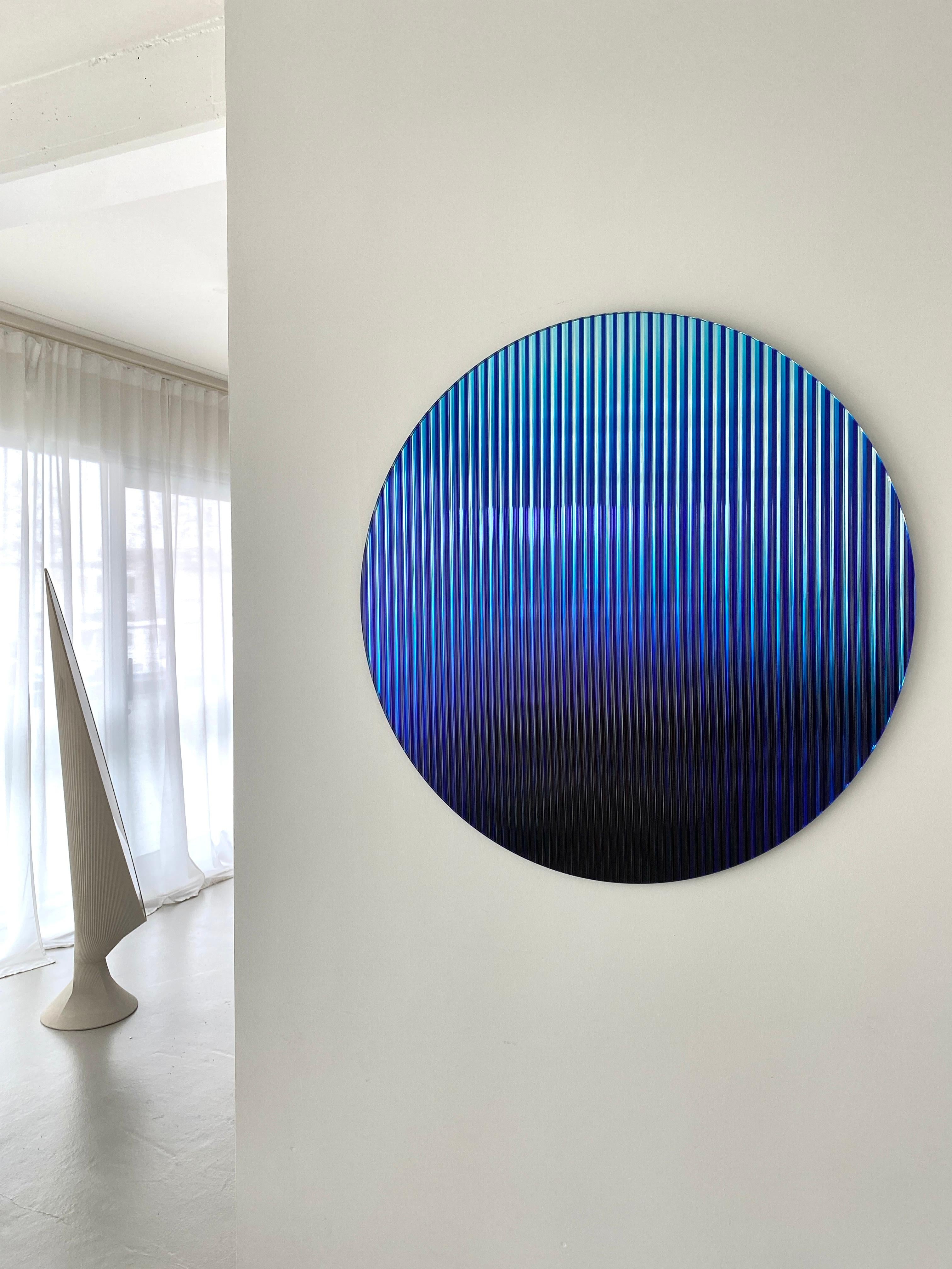Il pannello artistico in vetro increspato, riflettente e colorato, progettato per aggiungere una tavolozza di colori agli ambienti, riflette la luce negli spazi e aggiunge movimento e colore creando riflessi astratti. L'opera disperde la luce