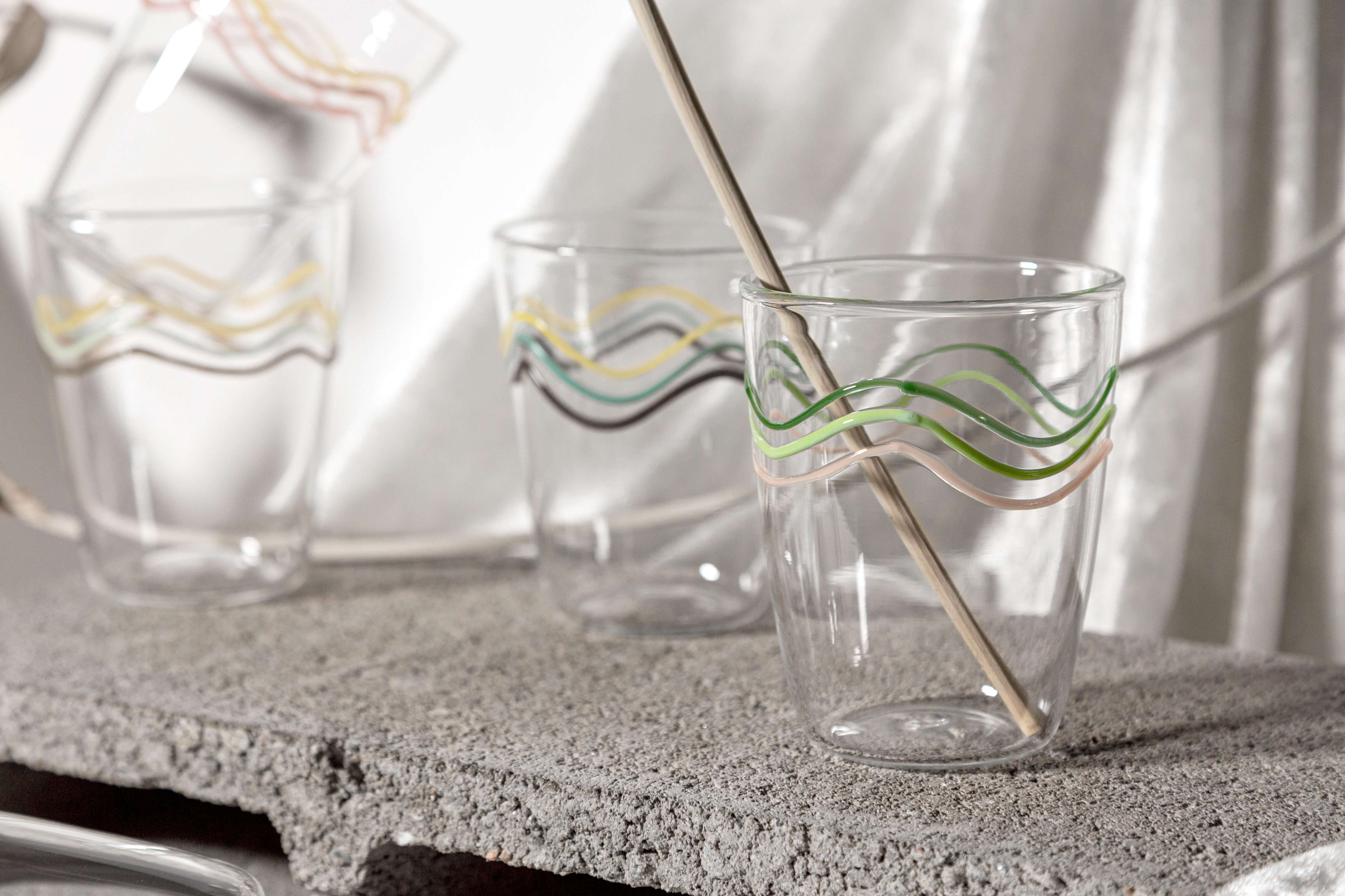 Colour Waves, Contemporary geblasenes Wasserglas mit dekorativen Details im Angebot 4