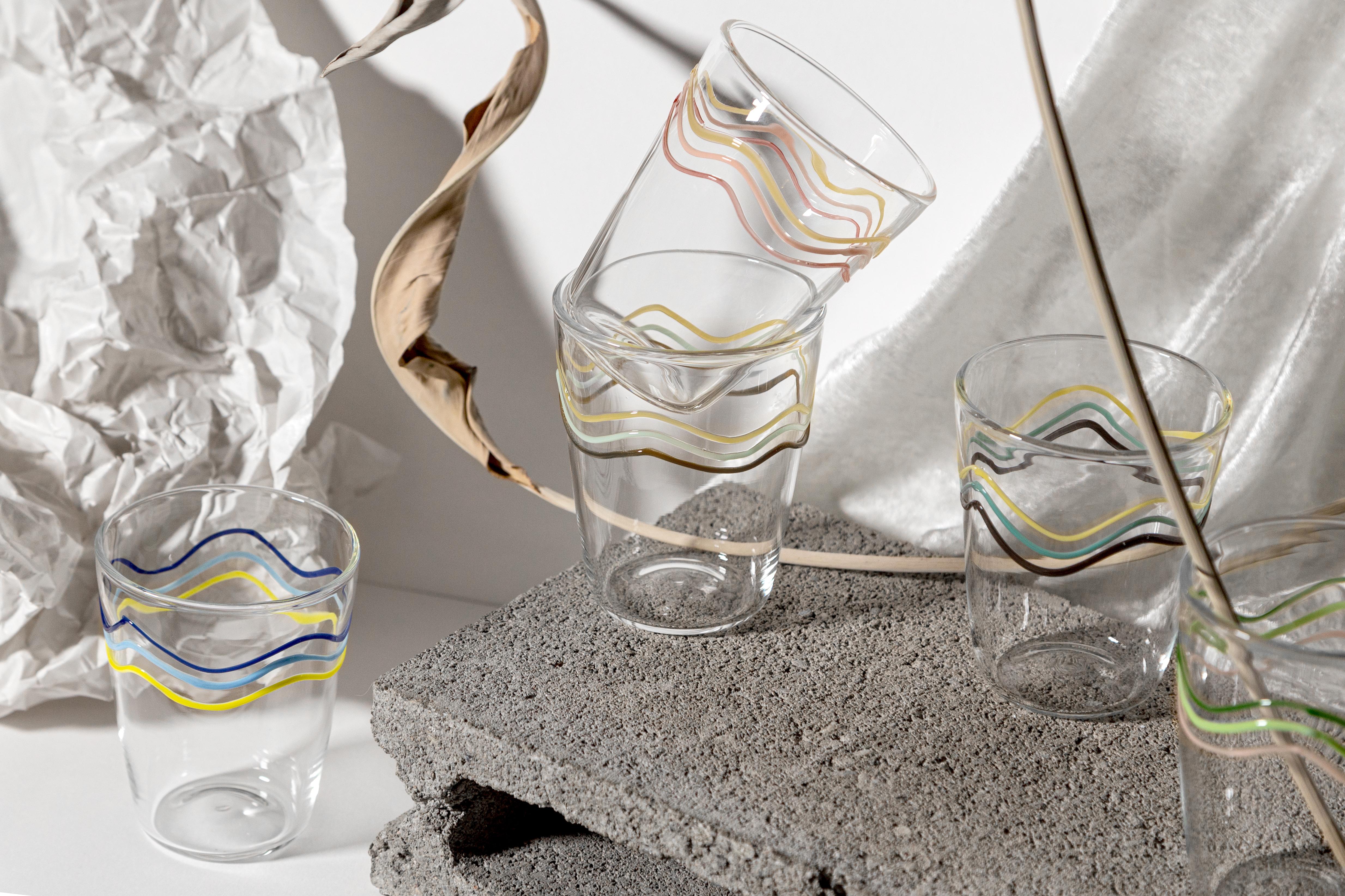 Colour Waves, Contemporary geblasenes Wasserglas mit dekorativen Details im Angebot 5