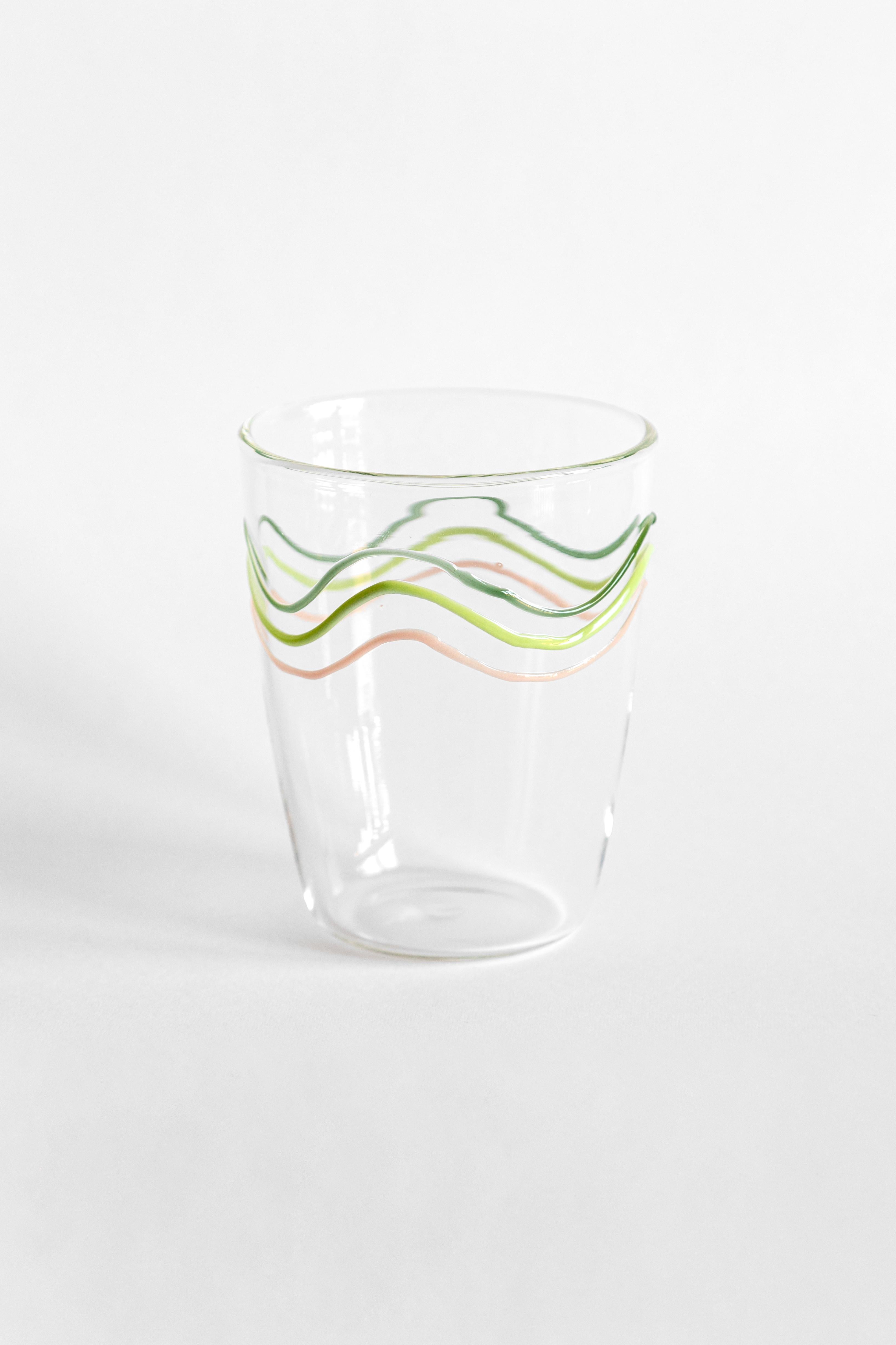 Colour Waves, Contemporary geblasenes Wasserglas mit dekorativen Details im Angebot 1