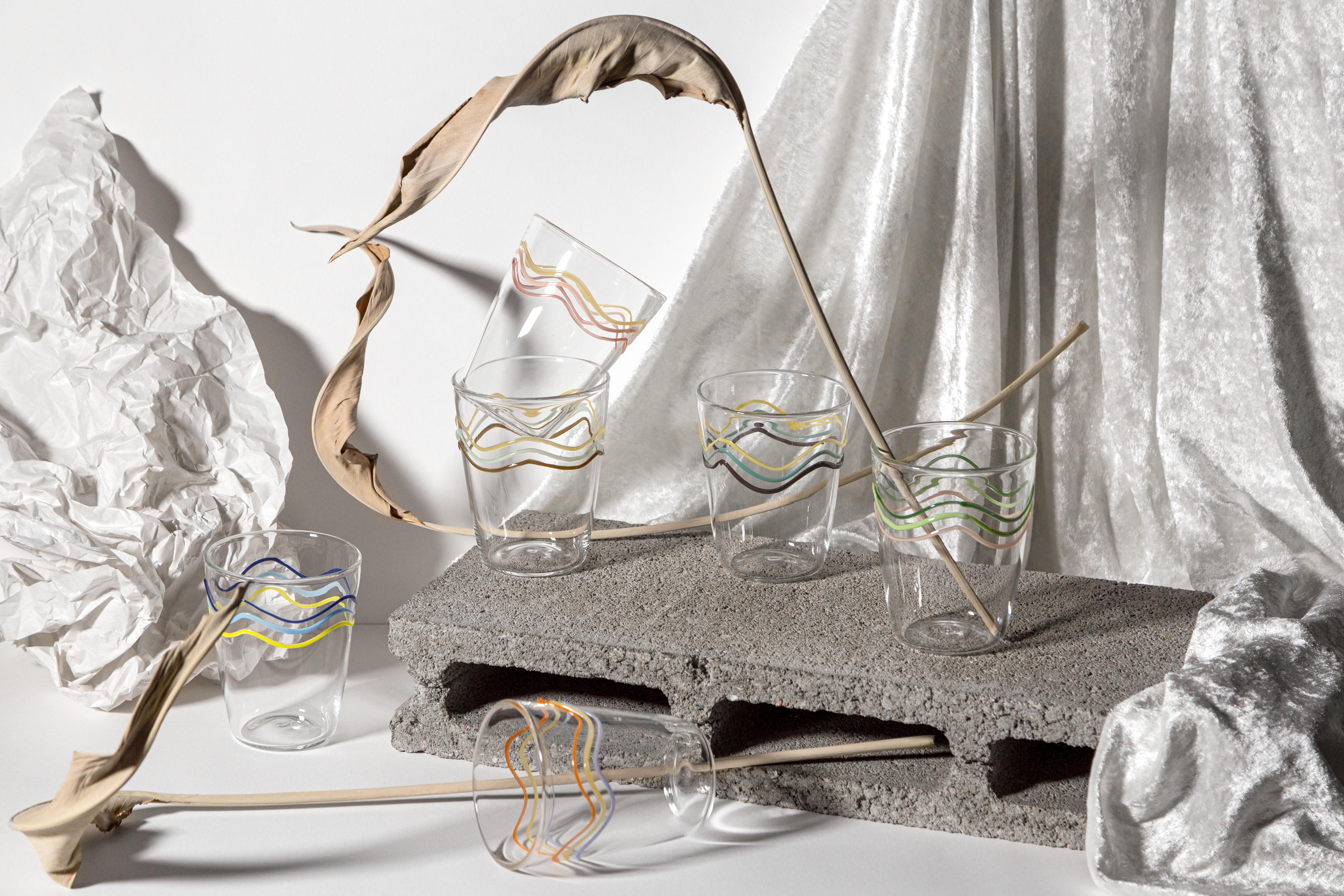 Colour Waves, Contemporary geblasenes Wasserglas mit dekorativen Details im Angebot 3