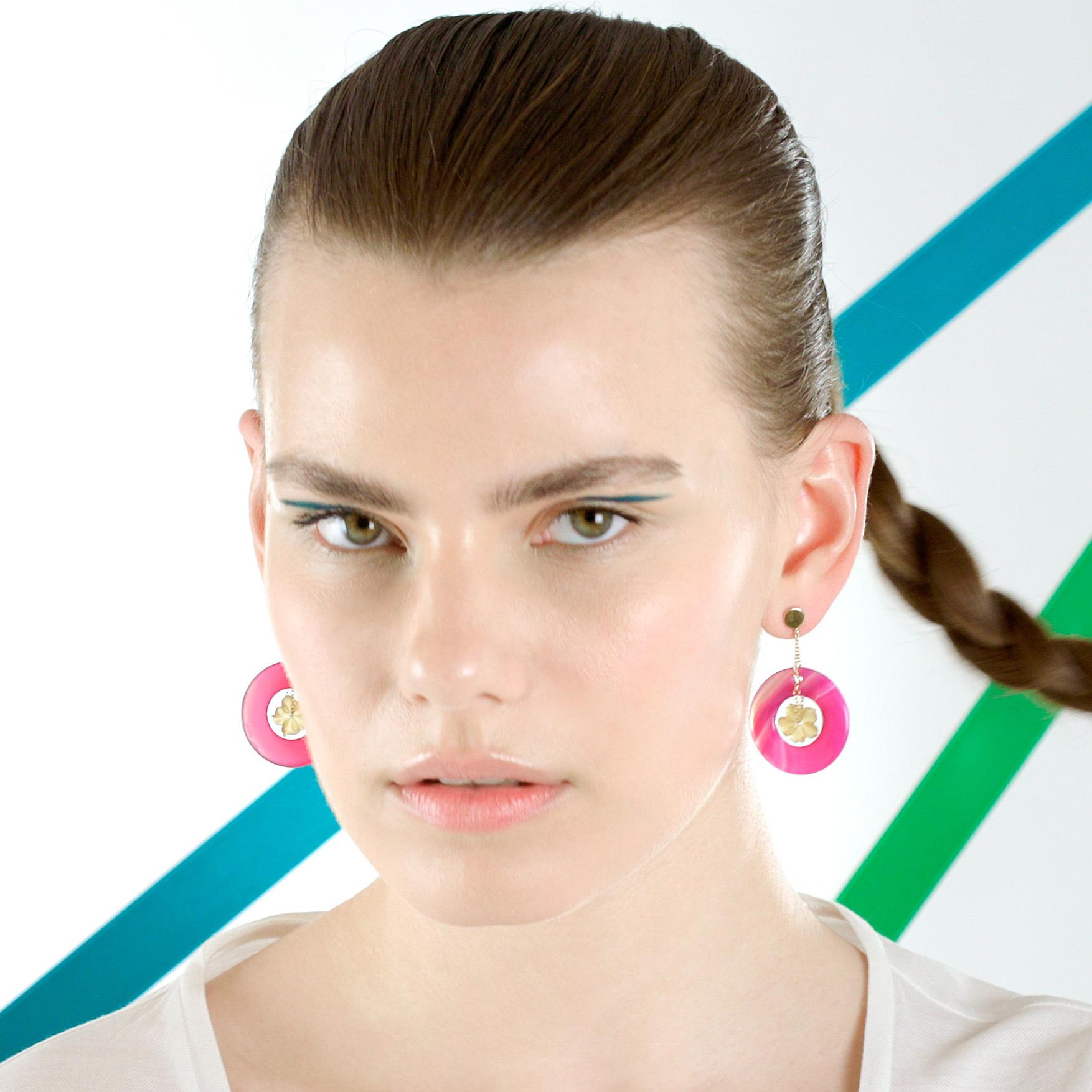 Geschnitzte Blütenblätter, die an die italienische handgefertigte traditionelle Schmuckarbeit erinnern, umhüllen sich in einen weichen Look, der mit 18 Karat Gelbgold bereichert ist und Glamour und exquisiten Geschmack zum Ausdruck bringt.

Blumen