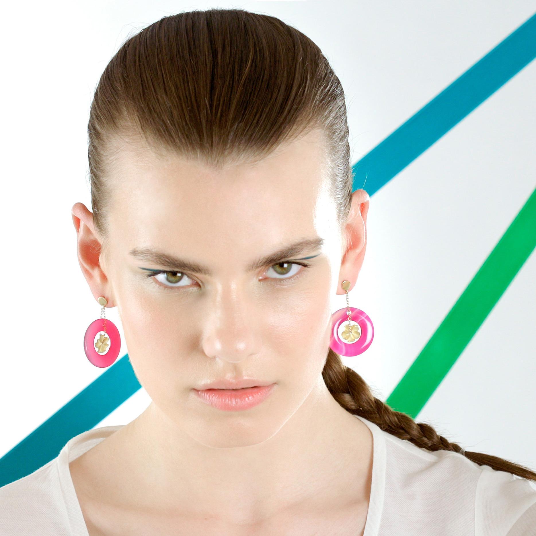 Cocktail-Spring-Ohrringe aus 18 Karat Gelbgold mit farbiger Achatblume von Intini Jewels (Kunsthandwerker*in) im Angebot