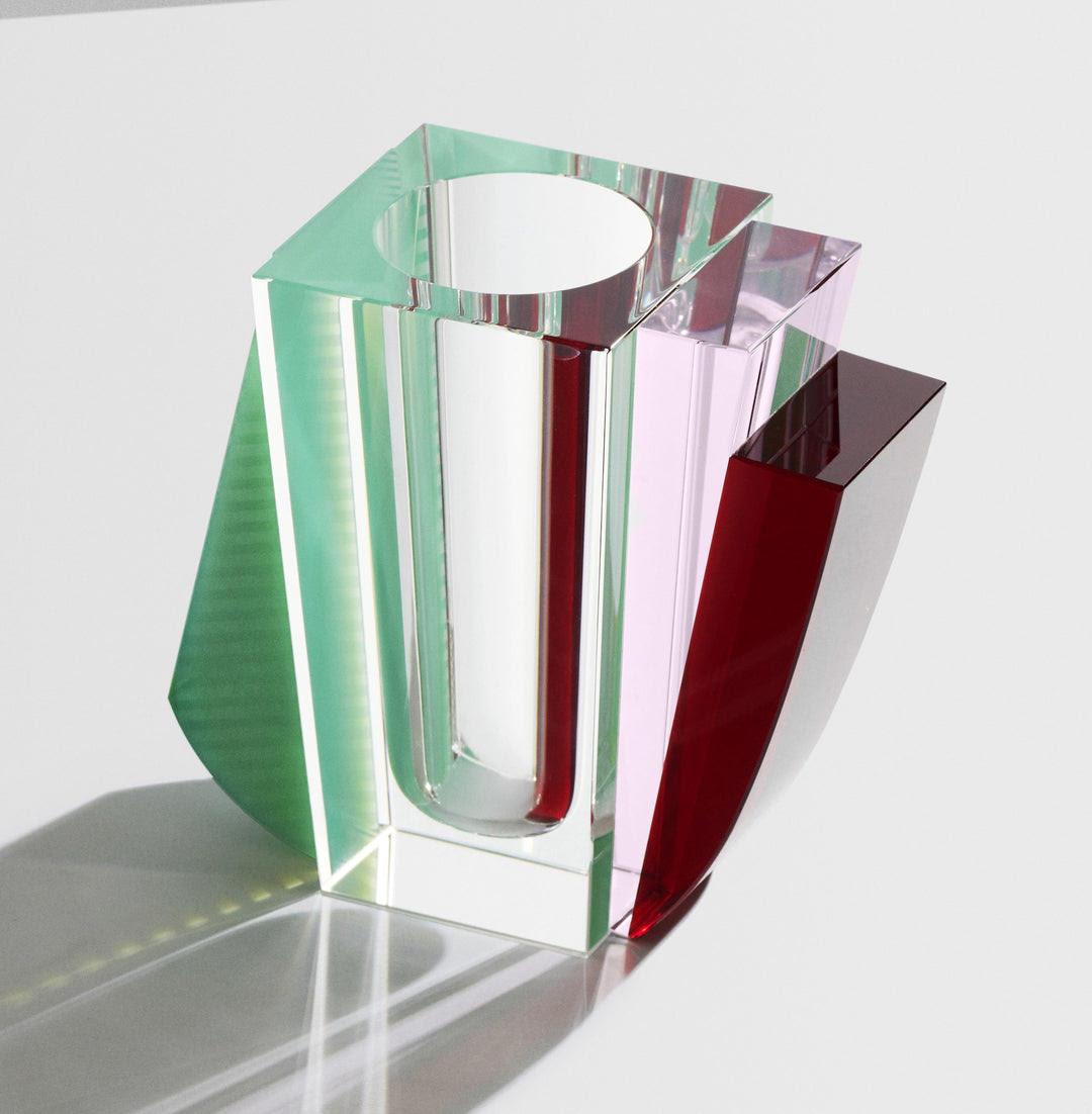 Vase aus farbigem Kristall, Contemporary Design, Modell RAL.

Eine prächtige Kristallvase, Modell Ral, mit einem weichen, modernen Design für eine trendige Inneneinrichtung.
h: 12,5cm, B: 13cm, T: 6,5cm