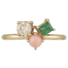 Colorful 18 Karat Gold Ring with a Diamond, a Coral and an Emerald