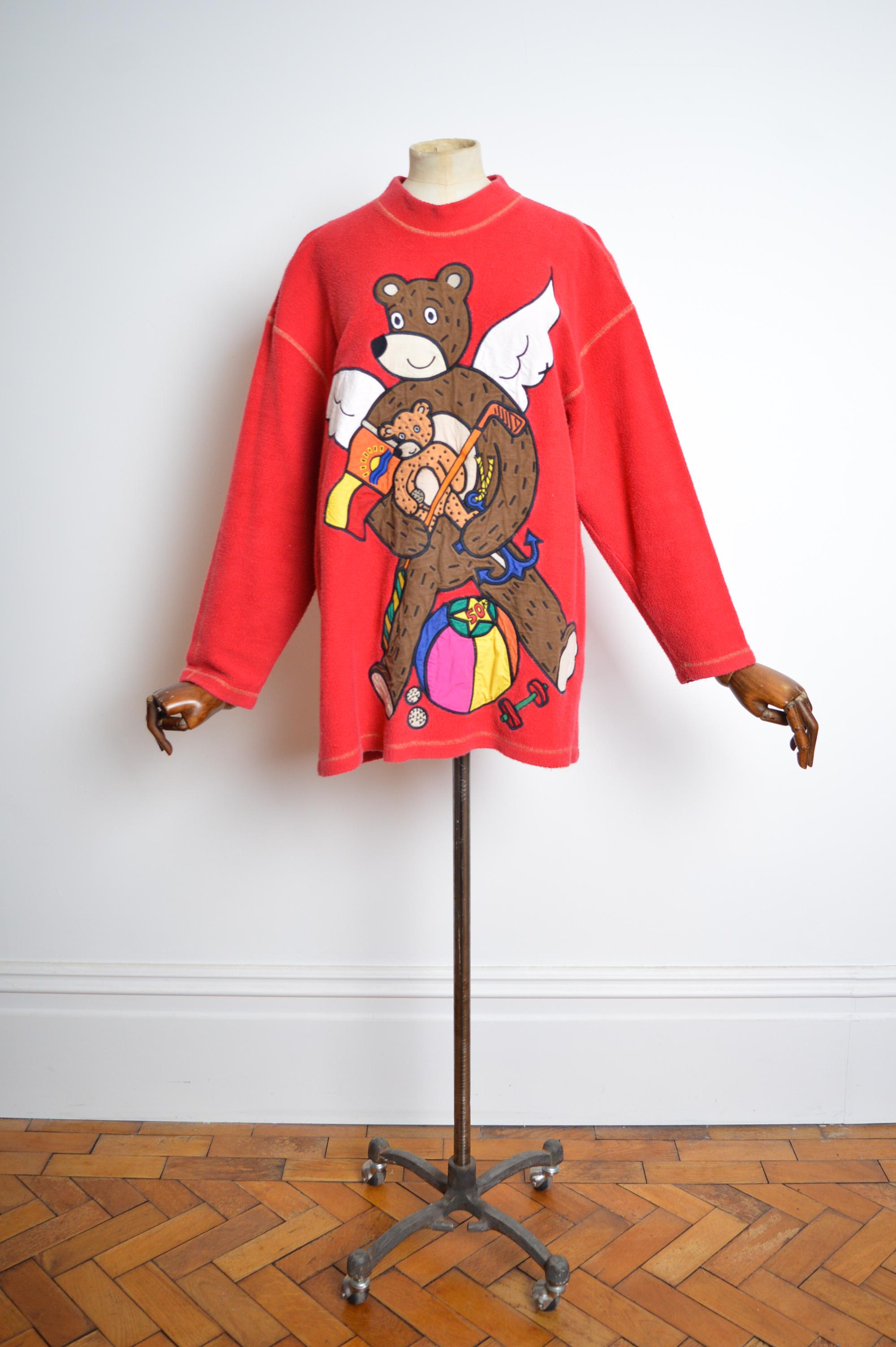 Fabriqué au Japon.
100% coton. 
Sweat-shirt des années 1990 de Jean Charles de Castelbajac, avec une applique ludique en forme d'ourson ailé, une coupe ample et des manches longues. 
De la fosse à la fosse ; 22.5
