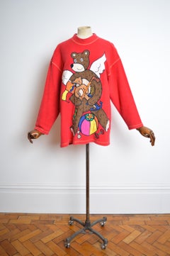 Colorata felpa con orsacchiotto rossa degli anni '90 di Jean Charles Castelbajac