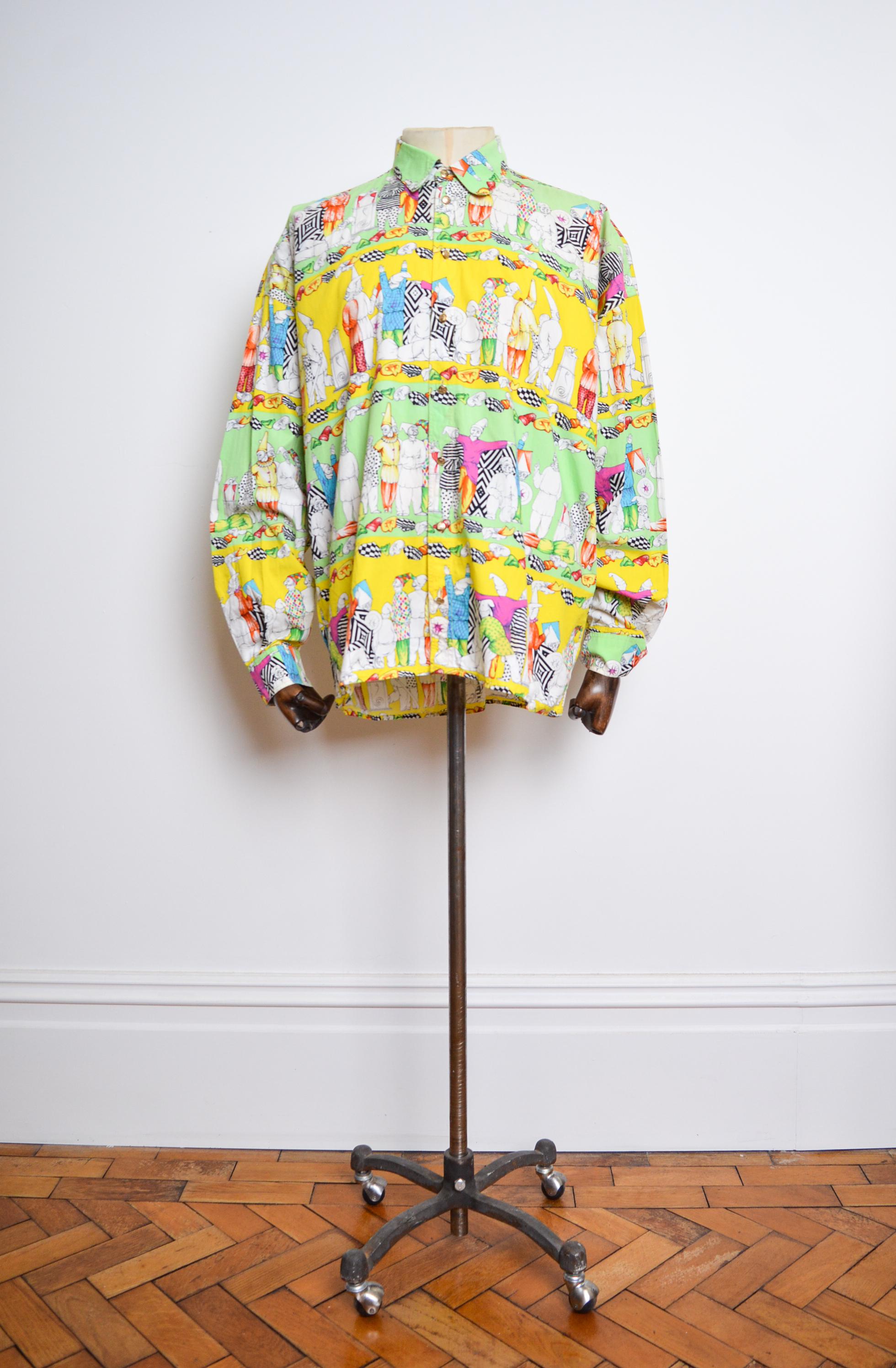 VERSACE Chemise vintage colorée à manches longues à motif clown de jardin des années 1990 Pour hommes en vente
