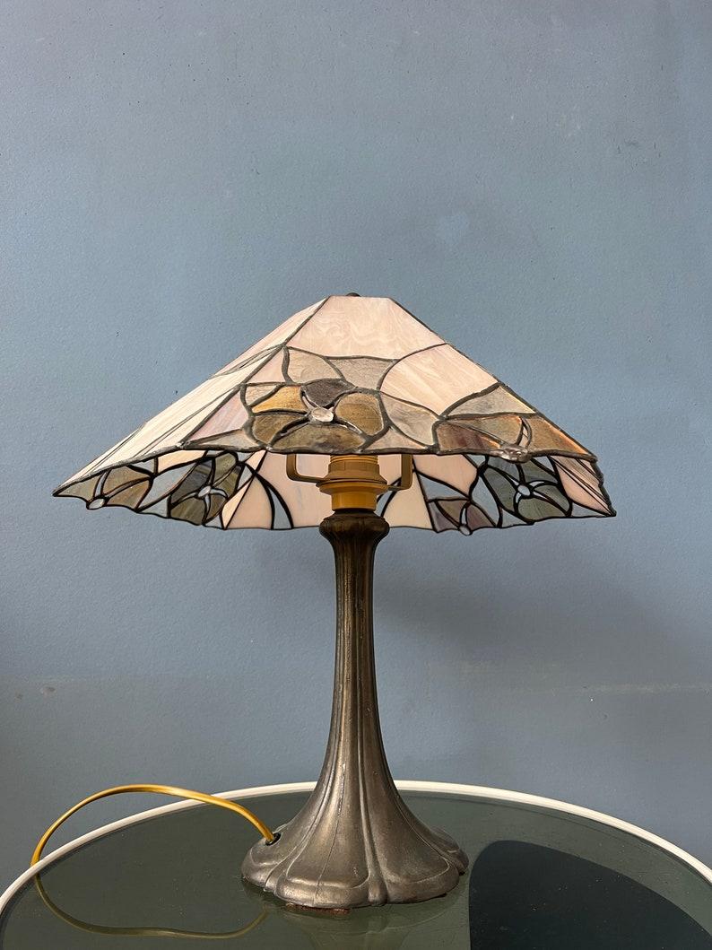 Lampe de table vintage de style art déco. La base est en métal et l'abat-jour est en verre acrylique. Le vitrail crée un magnifique effet de lumière. L'abat-jour peut être retiré de la base et positionné de la manière souhaitée. La lampe nécessite