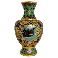 Bunte chinesische Vase aus der Mitte des Jahrhunderts aus vergoldetem Messing und Cloissone