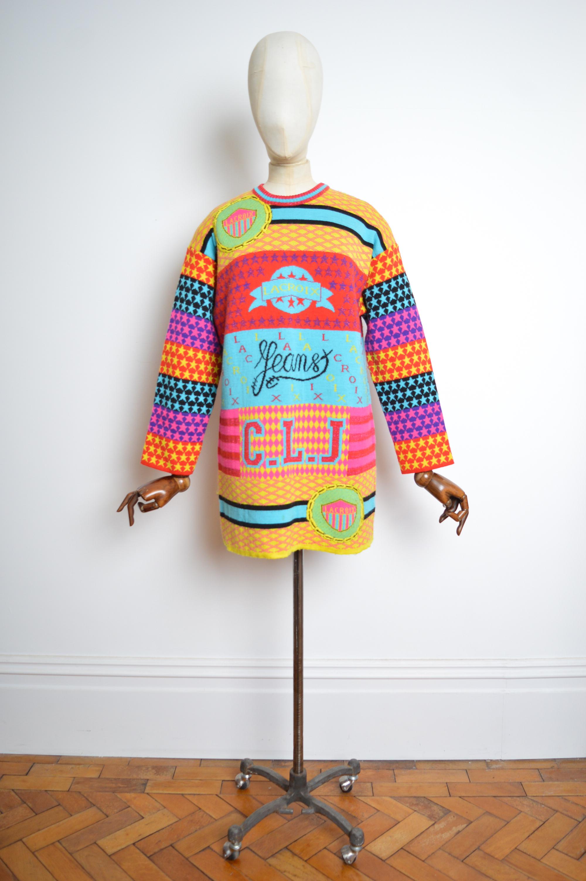 Pull en tricot arc-en-ciel coloré Christian Lacroix 1990 loud - Jumper 
FABRIQUÉ EN ITALIE. 
Encolure arrondie - manches longues - Maille tissée aux couleurs vives avec logos signature. 
50% laine / 50% acrylique 
De la fosse à la fosse ; 21-23